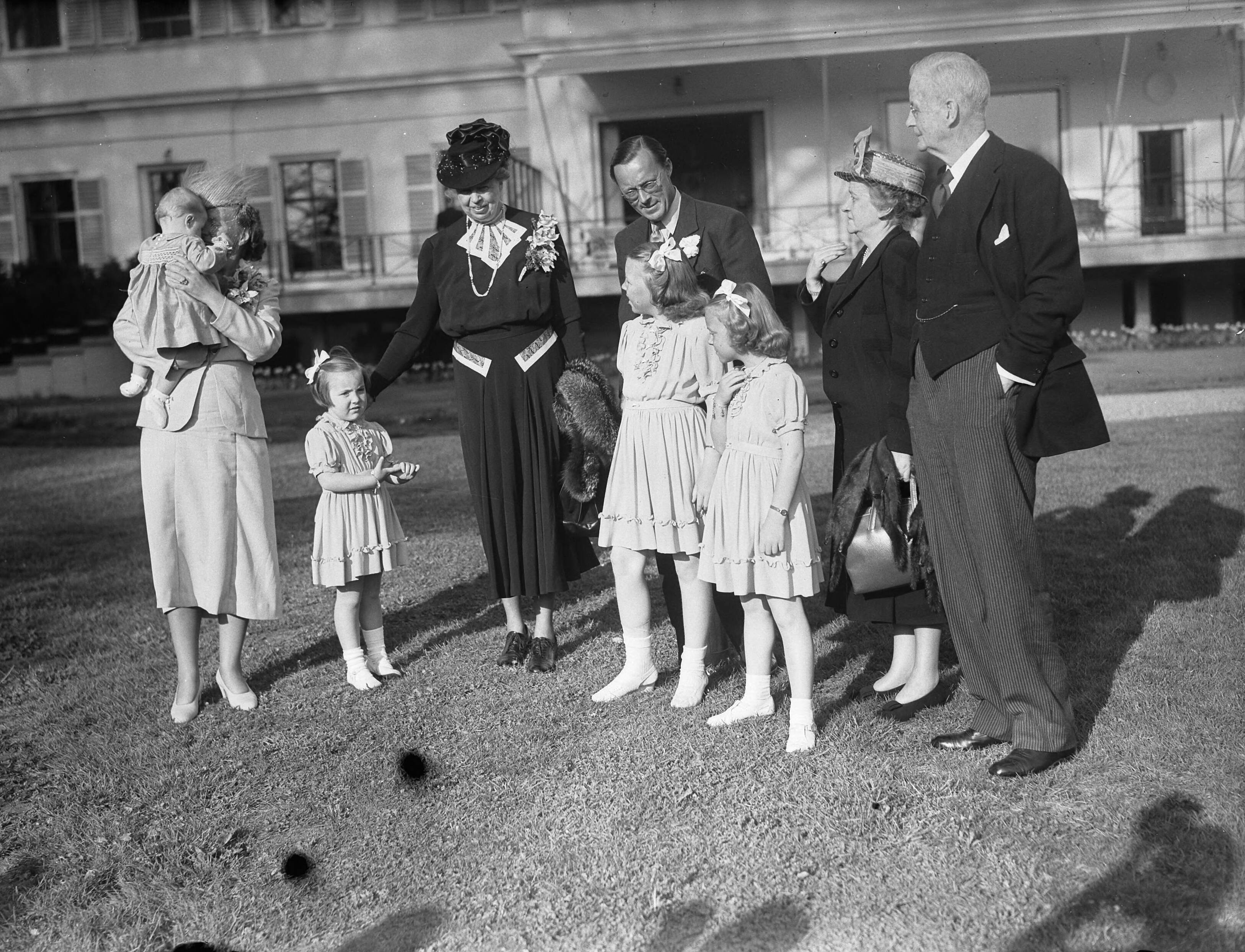 Fotocollectie Anefo — Mevrouw Roosevelt op Paleis Soestdijk — Foto: Noske, J.D. / Anefo. Licentie: Set B: Rechtenvrij / Publiek Domein. Bron: Nationaal Archief. http://hdl.handle.net/10648/a8b56304-d0b4-102d-bcf8-003048976d84