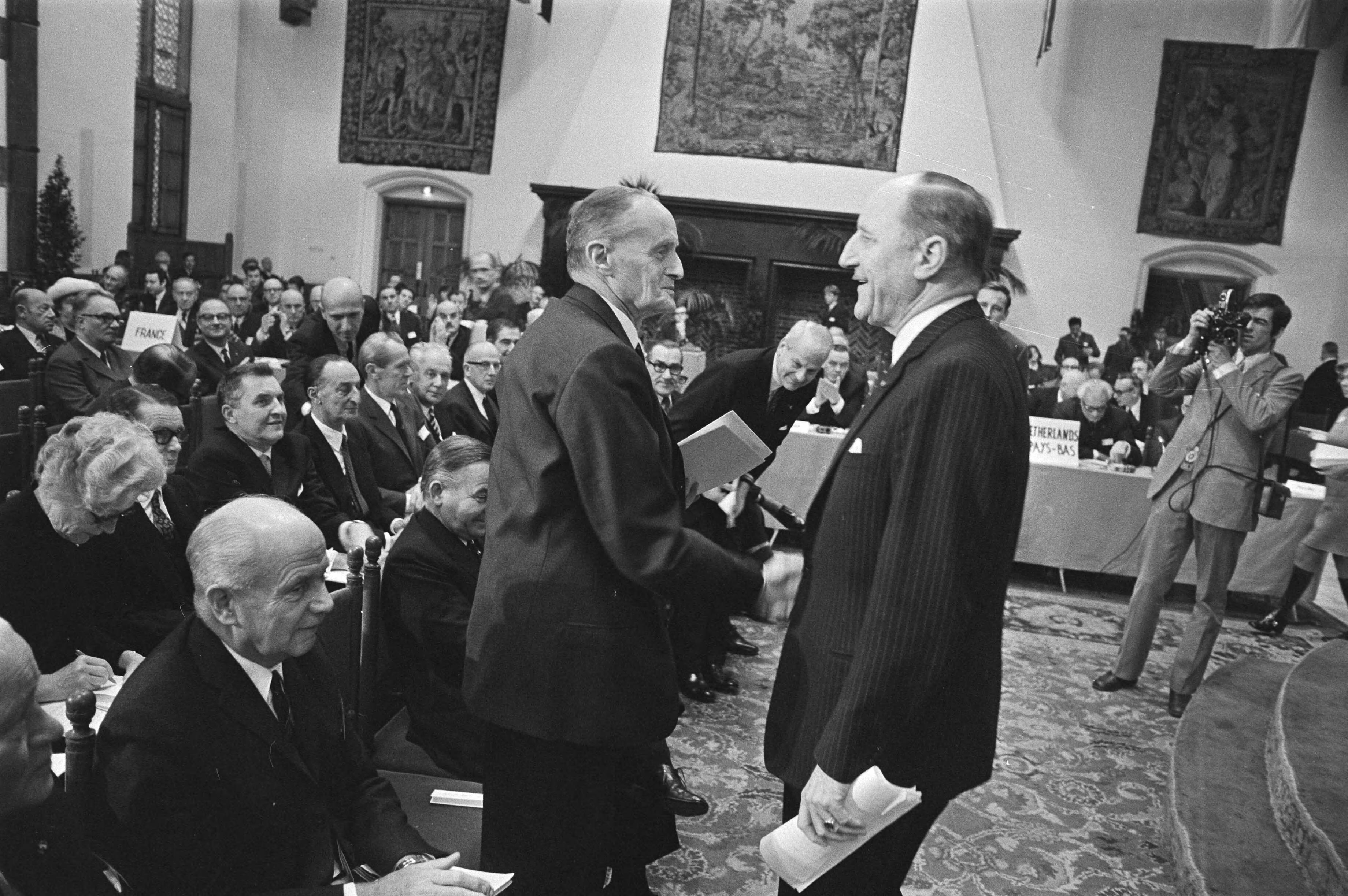Fotocollectie Anefo — NATO Parlement bijeen in Ridderzaal, Den Haag ; rechts minister Luns begroet secretaris-generaal NATO Manlio Brosio — Foto: Koch, Eric / Anefo. Licentie: Set B: Rechtenvrij / Publiek Domein. Bron: Nationaal Archief. http://hdl.handle.net/10648/aba96358-d0b4-102d-bcf8-003048976d84