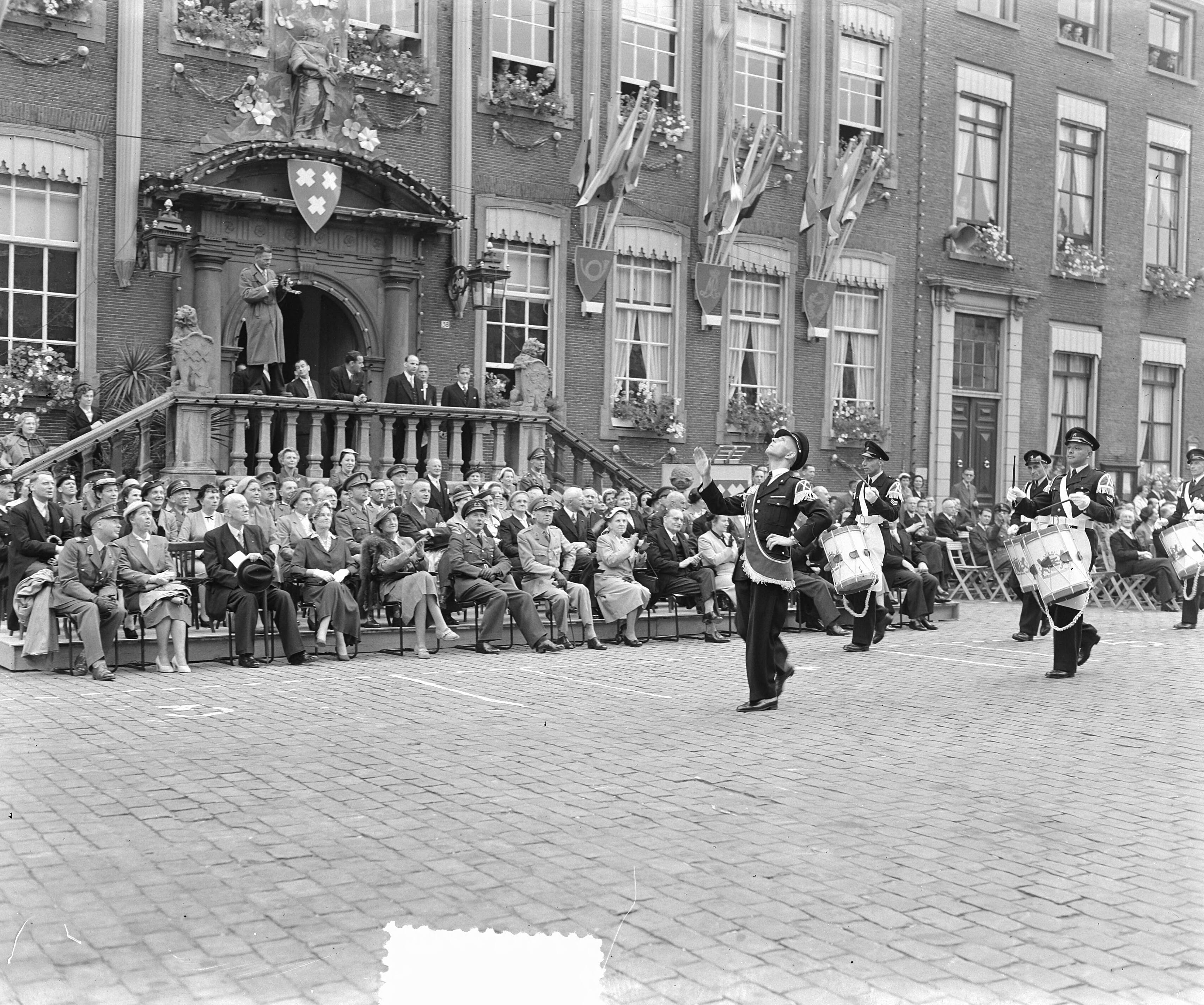 Opening feesten KMA Breda 125 jaar — Foto: Duinen, H. van / Anefo. — Licentie: Set B: Rechtenvrij / Publiek Domein. Bron: Nationaal Archief. http://hdl.handle.net/10648/a90fb066-d0b4-102d-bcf8-003048976d84