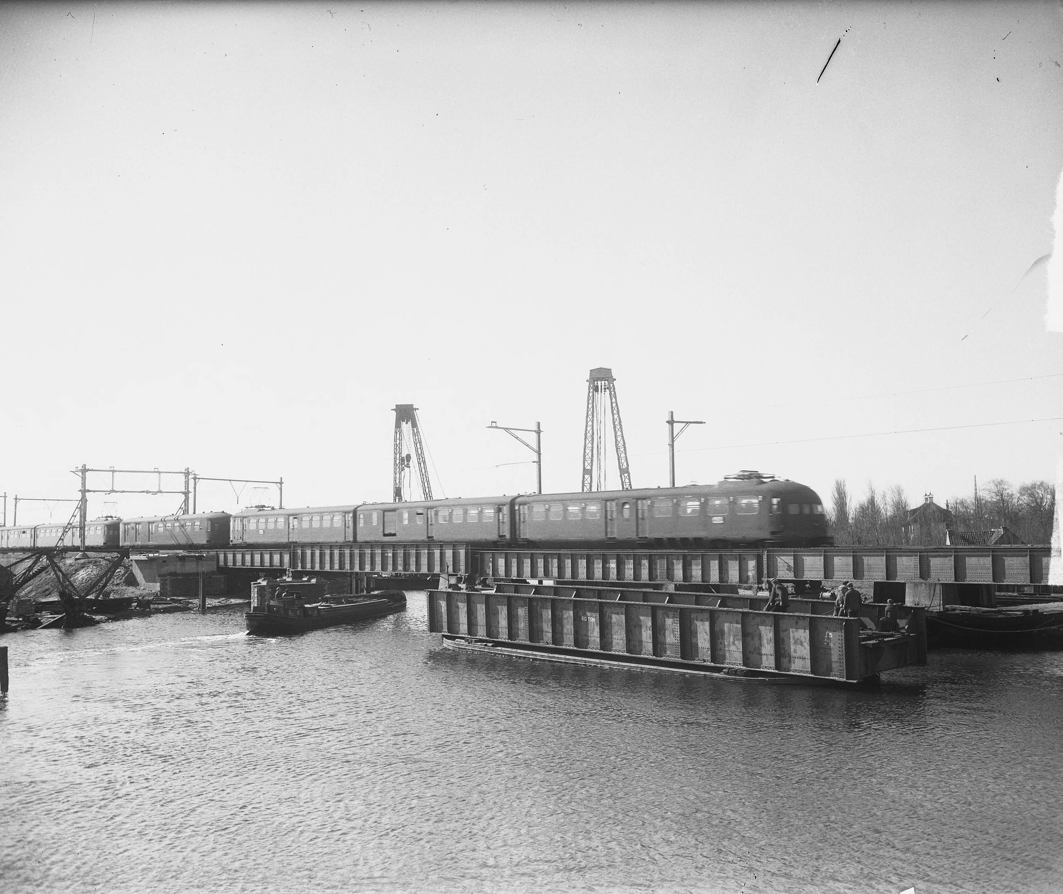 Fotocollectie Anefo — Spoorbrug Warmond (sneltrein) — Foto: Merk, Ben / Anefo. Licentie: Set B: Rechtenvrij / Publiek Domein. Bron: Nationaal Archief. http://hdl.handle.net/10648/a8c4a44a-d0b4-102d-bcf8-003048976d84