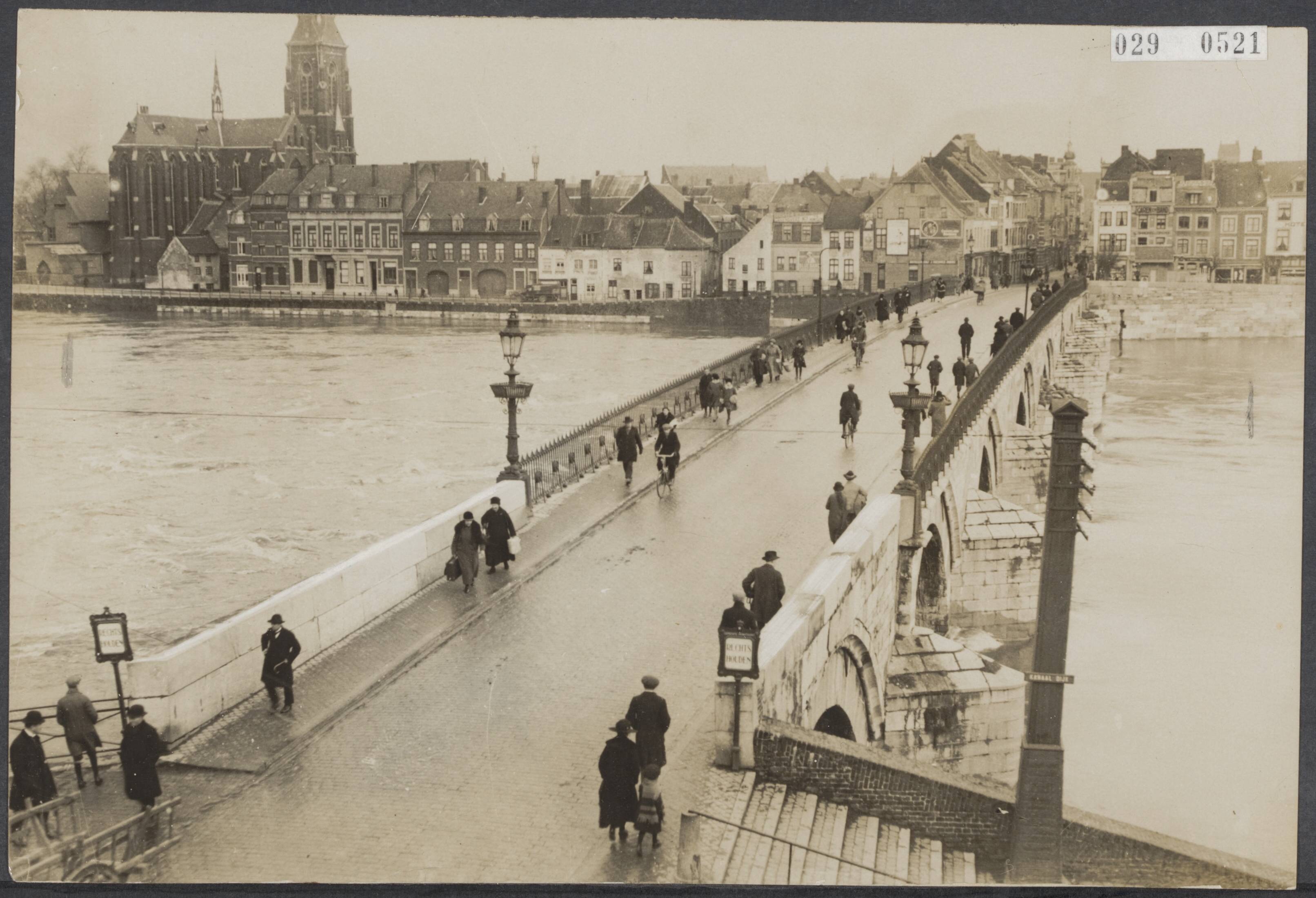 Fotocollectie Elsevier Binnenland — Bijschrift "Verzakking Maasbrug te Maastricht" — Foto: Fotopersbureau "Holland". Licentie: Set B: Rechtenvrij / Publiek Domein. Bron: Nationaal Archief. http://hdl.handle.net/10648/ade22970-d0b4-102d-bcf8-003048976d84