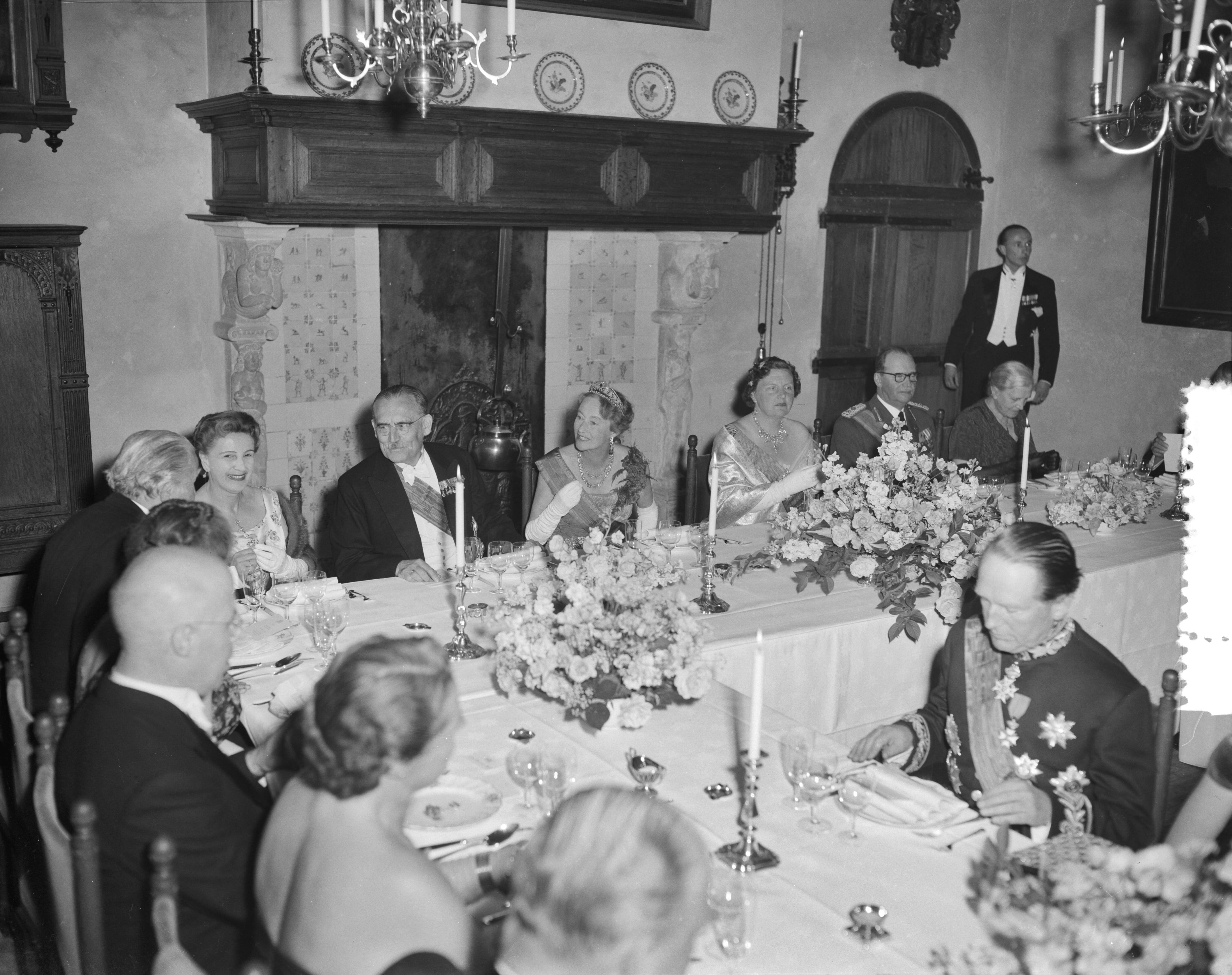 Staatsbezoek groothertogin Charlotte van Luxemburg en haar echtgenoot prins Felix — Bezoek Luxemburgs groot-hertogelijk paar. Derde dag. Haarlem (Diner) — Foto: Bilsen, Joop van / Anefo. Licentie: Set B: Rechtenvrij / Publiek Domein. Bron: Nationaal Archief. http://hdl.handle.net/10648/a94972e2-d0b4-102d-bcf8-003048976d84