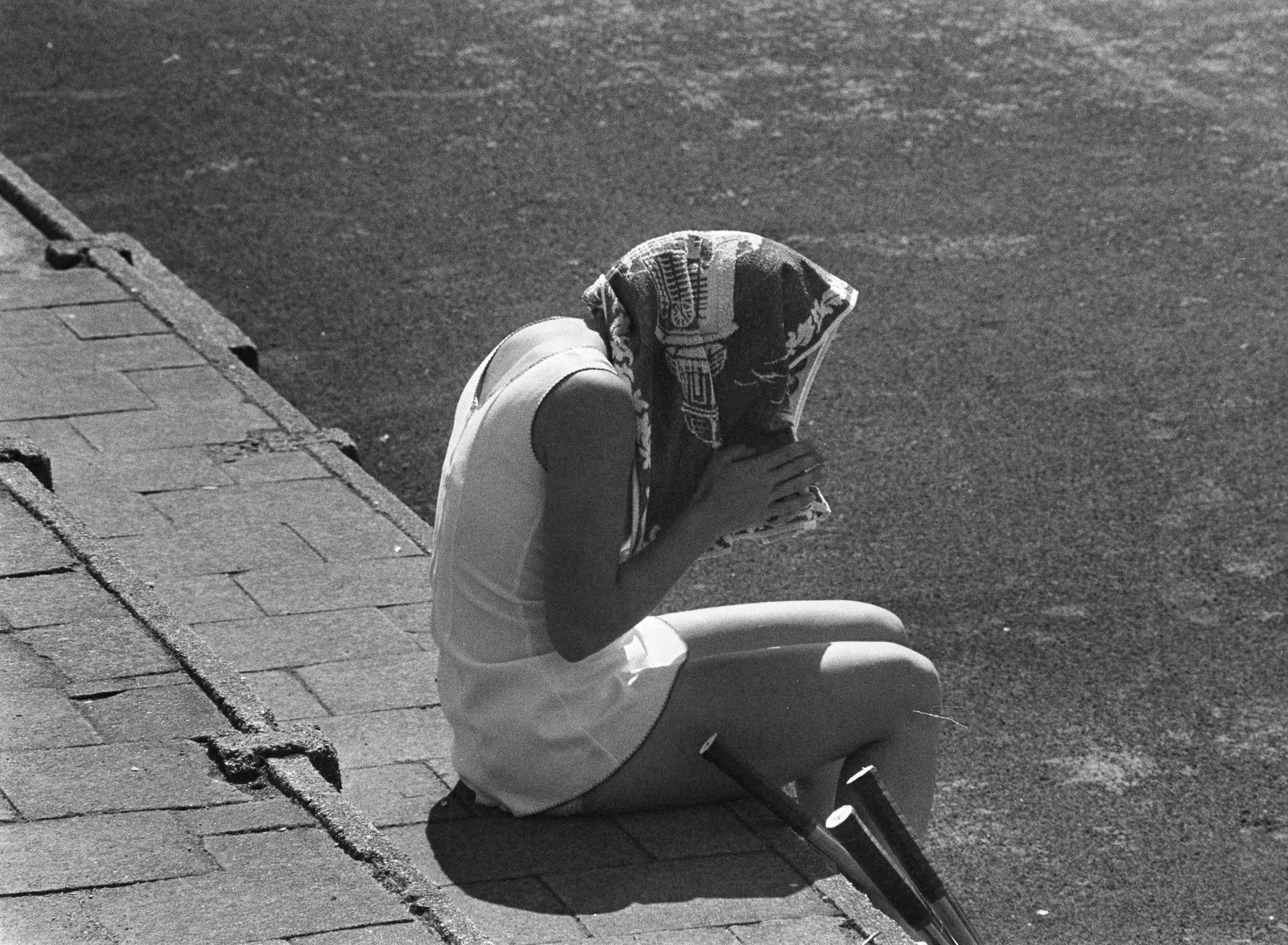 Fotocollectie Anefo — Nationale Tenniskampioenschappen te Scheveningen, mejuffrouw A. Schothorst veegt zweet van gezicht — Foto: Peters, Hans / Anefo. Licentie: Set B: Rechtenvrij / Publiek Domein. Bron: Nationaal Archief. http://hdl.handle.net/10648/ac340364-d0b4-102d-bcf8-003048976d84
