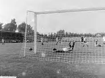 Fotocollectie Anefo — Voetbal. ADO tegen Feijenoord 2-1. Spelmoment, doelman Kok brengt redding — Foto: Pot, Harry / Anefo. Licentie: Set B: Rechtenvrij / Publiek Domein. Bron: Nationaal Archief. http://hdl.handle.net/10648/a984859e-d0b4-102d-bcf8-003048976d84