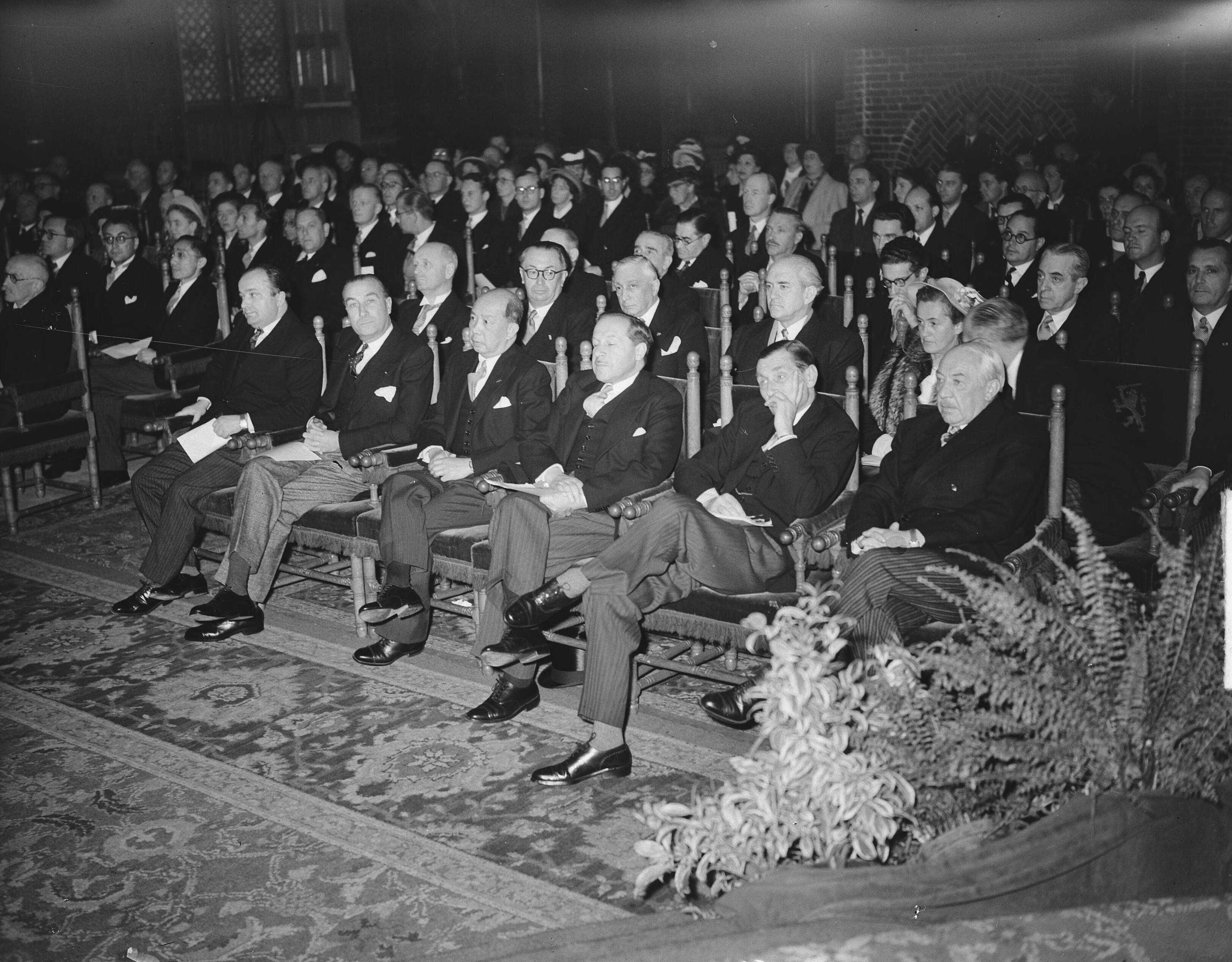 Fotocollectie Anefo — Herdenking Eerste Vredesbijeenkomst te Den Haag in Ridderzaal — Foto: Winterbergen, Rolf / Anefo. Licentie: Set B: Rechtenvrij / Publiek Domein. Bron: Nationaal Archief. http://hdl.handle.net/10648/a8c7f3de-d0b4-102d-bcf8-003048976d84