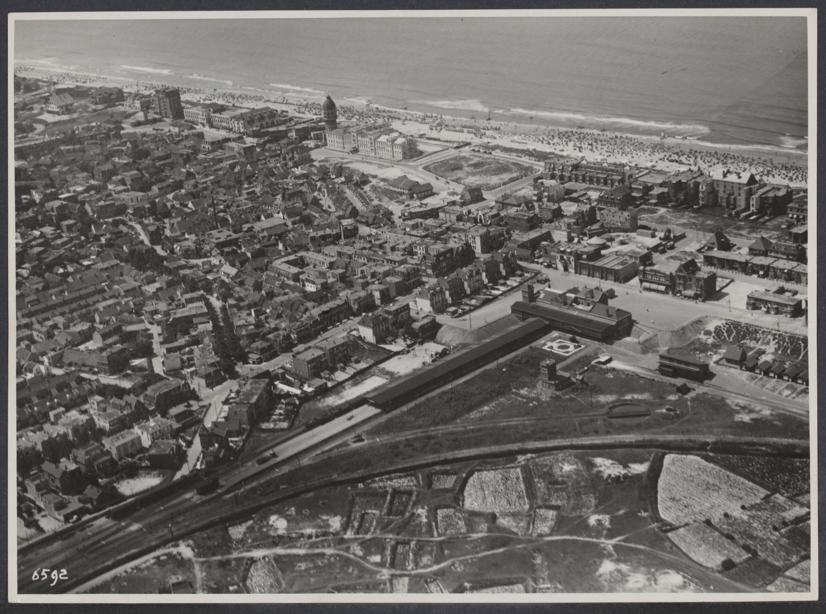 Zandvoort, vóór 1945 — Luchtopname. Zandvoort — Foto: KLM Aerocarto / Rechtenvrij. Licentie: Set B: Rechtenvrij / Publiek Domein. Bron: Nationaal Archief. http://hdl.handle.net/10648/658e0760-f1b0-57ad-a9fa-b86472eceb19