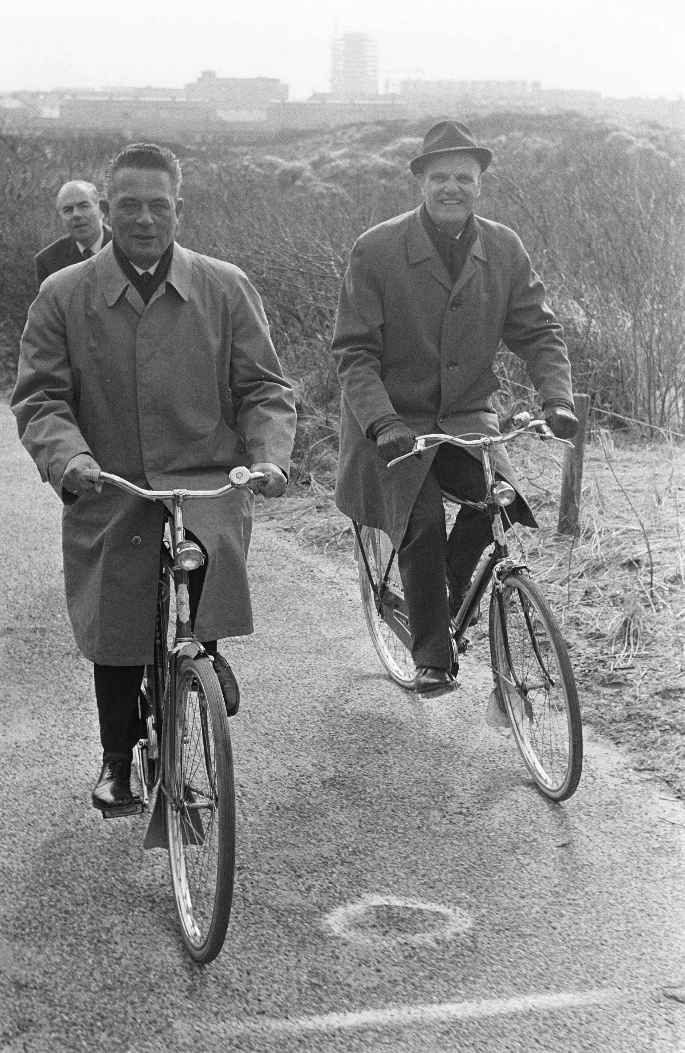 Fotocollectie Anefo — Burgemeester V.G.M. Marijnen van den Haag rijdt nieuw fietsroute aan Westzijde van Den Haag burgemeester Marijnen (l) en wethouder mr. A.J. Dankelman op de — Foto: Evers, Joost / Anefo. Licentie: Set B: Rechtenvrij / Publiek Domein. Bron: Nationaal Archief. http://hdl.handle.net/10648/ab644d86-d0b4-102d-bcf8-003048976d84