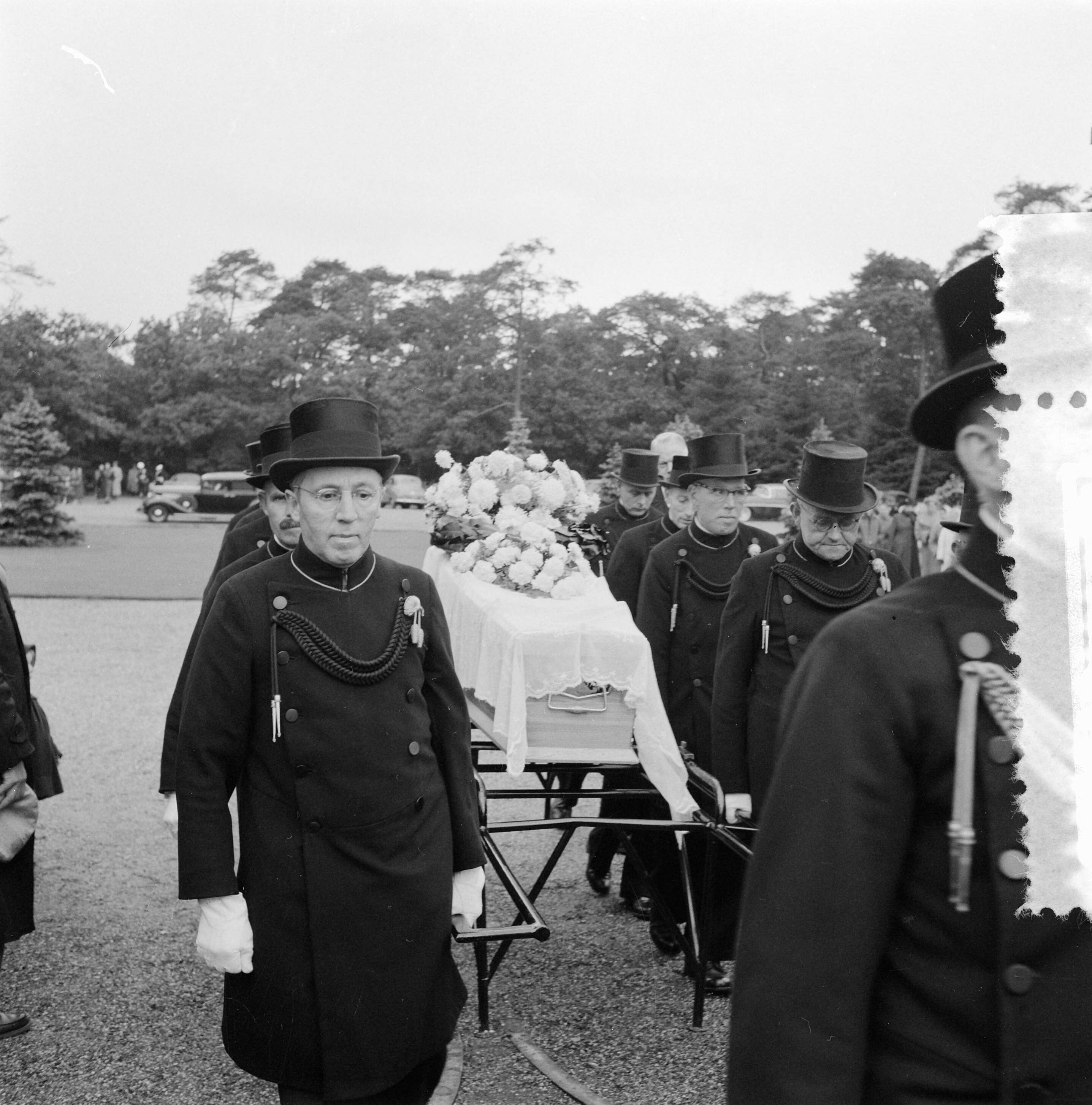 Fotocollectie Anefo — Begrafenis van de vermoorde verpleegster Willy van de Soest te Zeist — Foto: Behrens, Herbert F. / Anefo. Licentie: Set B: Rechtenvrij / Publiek Domein. Bron: Nationaal Archief. http://hdl.handle.net/10648/a93d3126-d0b4-102d-bcf8-003048976d84