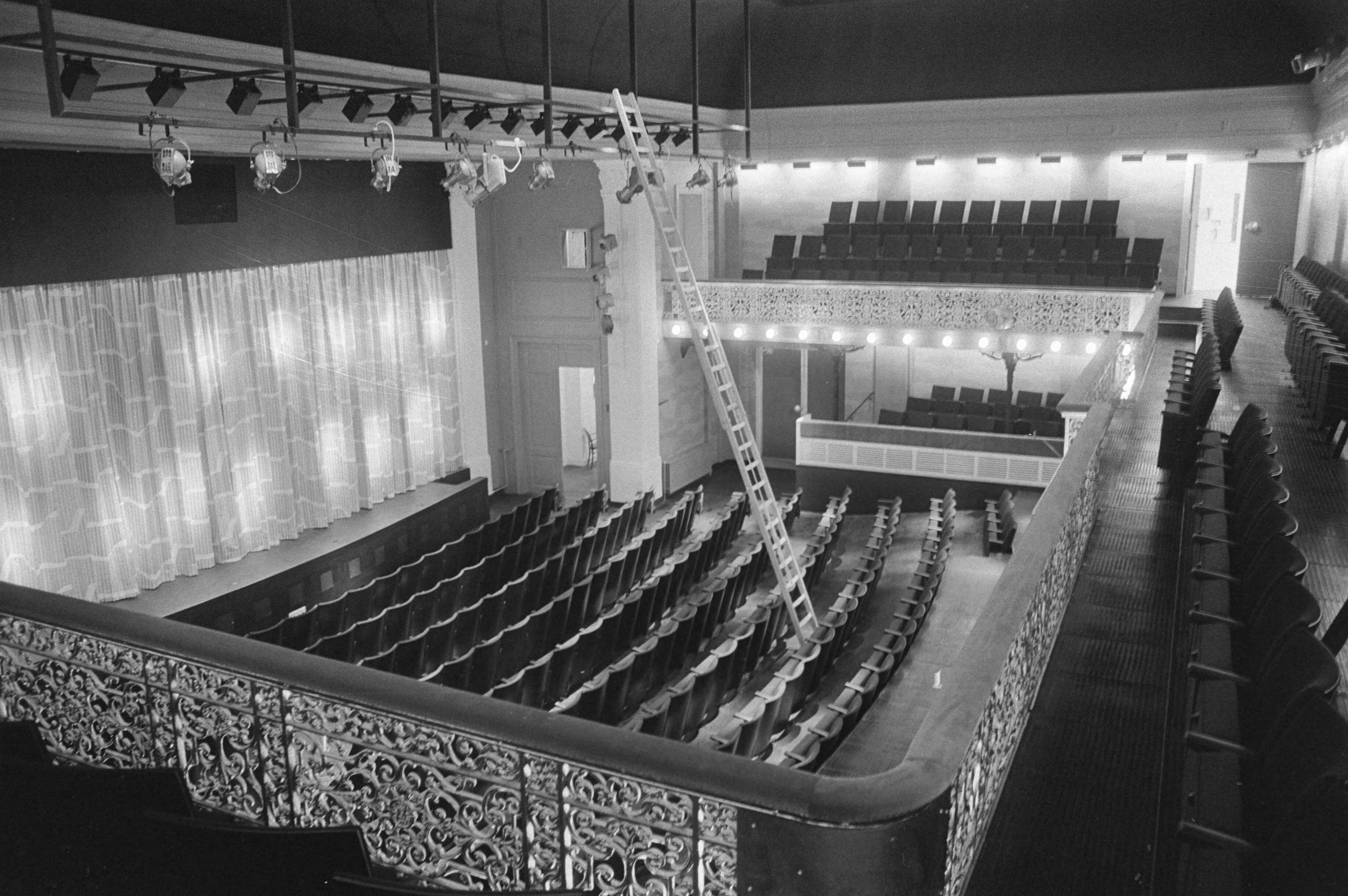 Fotocollectie Anefo — Theater Diligentia heropend, Den Haag , interieur — Foto: Verhoeff, Bert / Anefo. Licentie: Set B: Rechtenvrij / Publiek Domein. Bron: Nationaal Archief. http://hdl.handle.net/10648/abd19bc0-d0b4-102d-bcf8-003048976d84