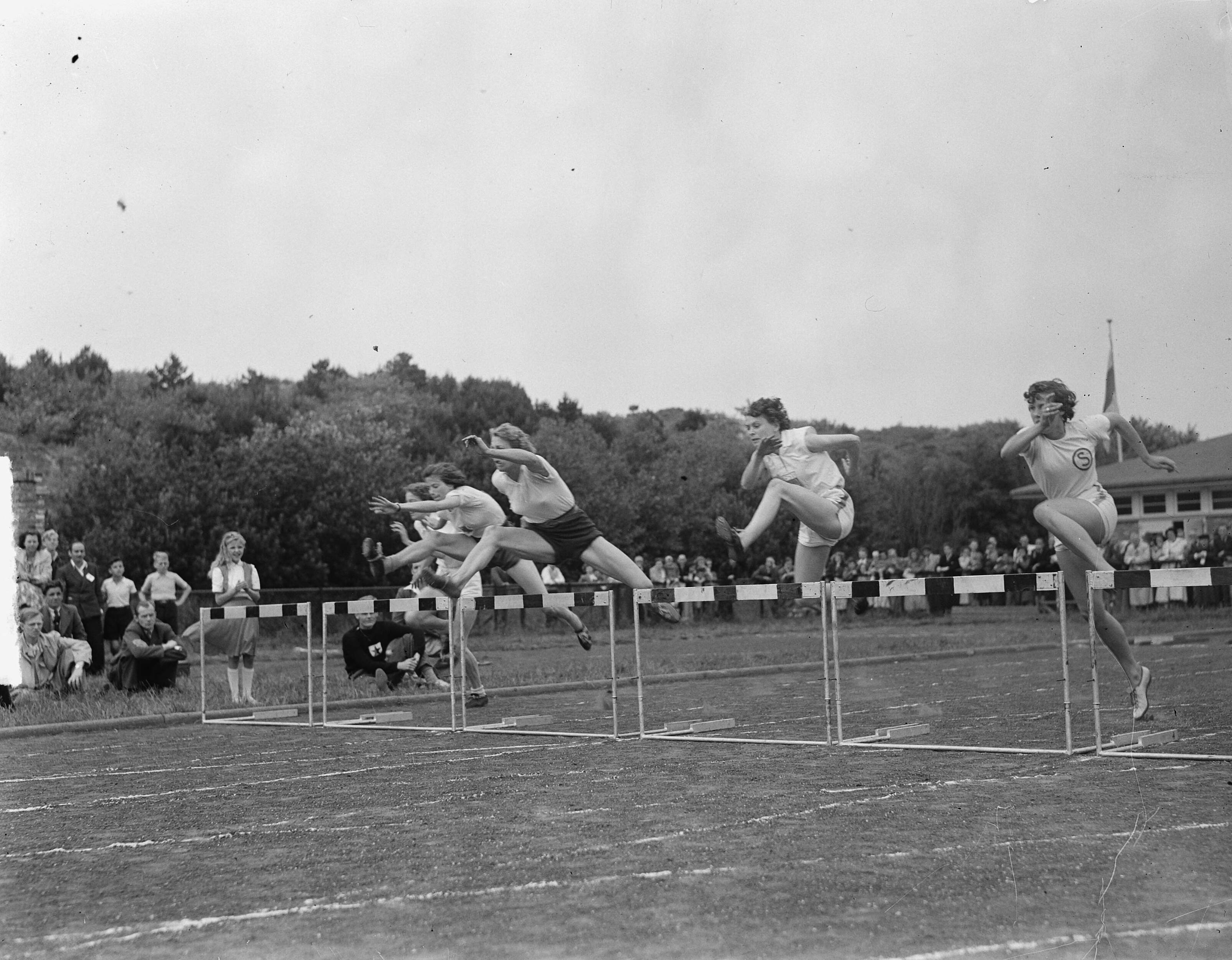 Fotocollectie Anefo — Nederlandse Atletiekkampioenschappen in Den Haag. 80 meter horden met Fanny Blankers-Koen — Foto: Winterbergen, Rolf / Anefo. Licentie: Set B: Rechtenvrij / Publiek Domein. Bron: Nationaal Archief. http://hdl.handle.net/10648/a8cab0ec-d0b4-102d-bcf8-003048976d84