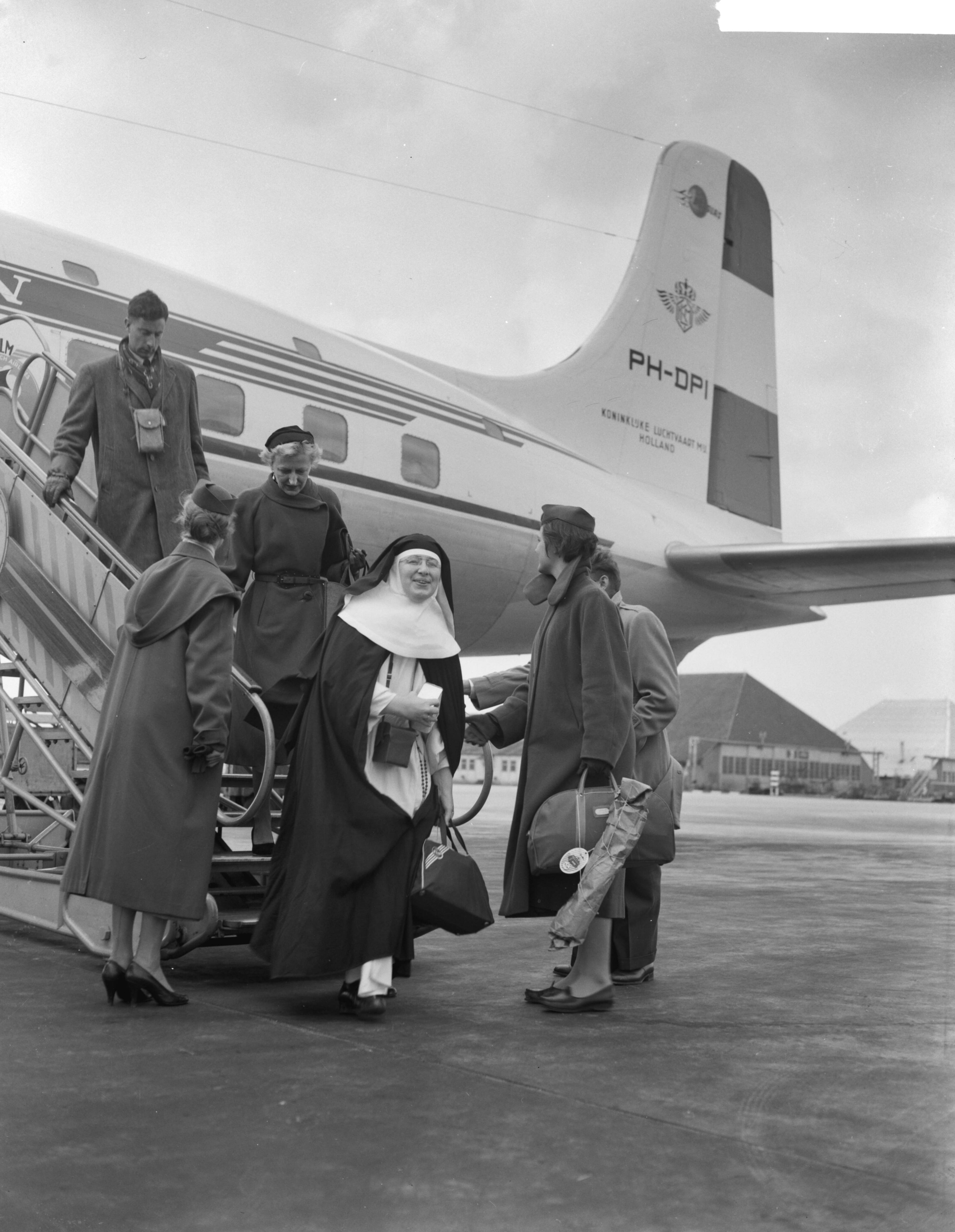 Fotocollectie Anefo — Aankomst zuster Agatha (Maria Jansen, 35) uit Aruba op Schiphol (opdracht Maasbode) — Foto: Rossem, Wim van / Anefo. Licentie: Set B: Rechtenvrij / Publiek Domein. Bron: Nationaal Archief. http://hdl.handle.net/10648/ad77693c-d0b4-102d-bcf8-003048976d84