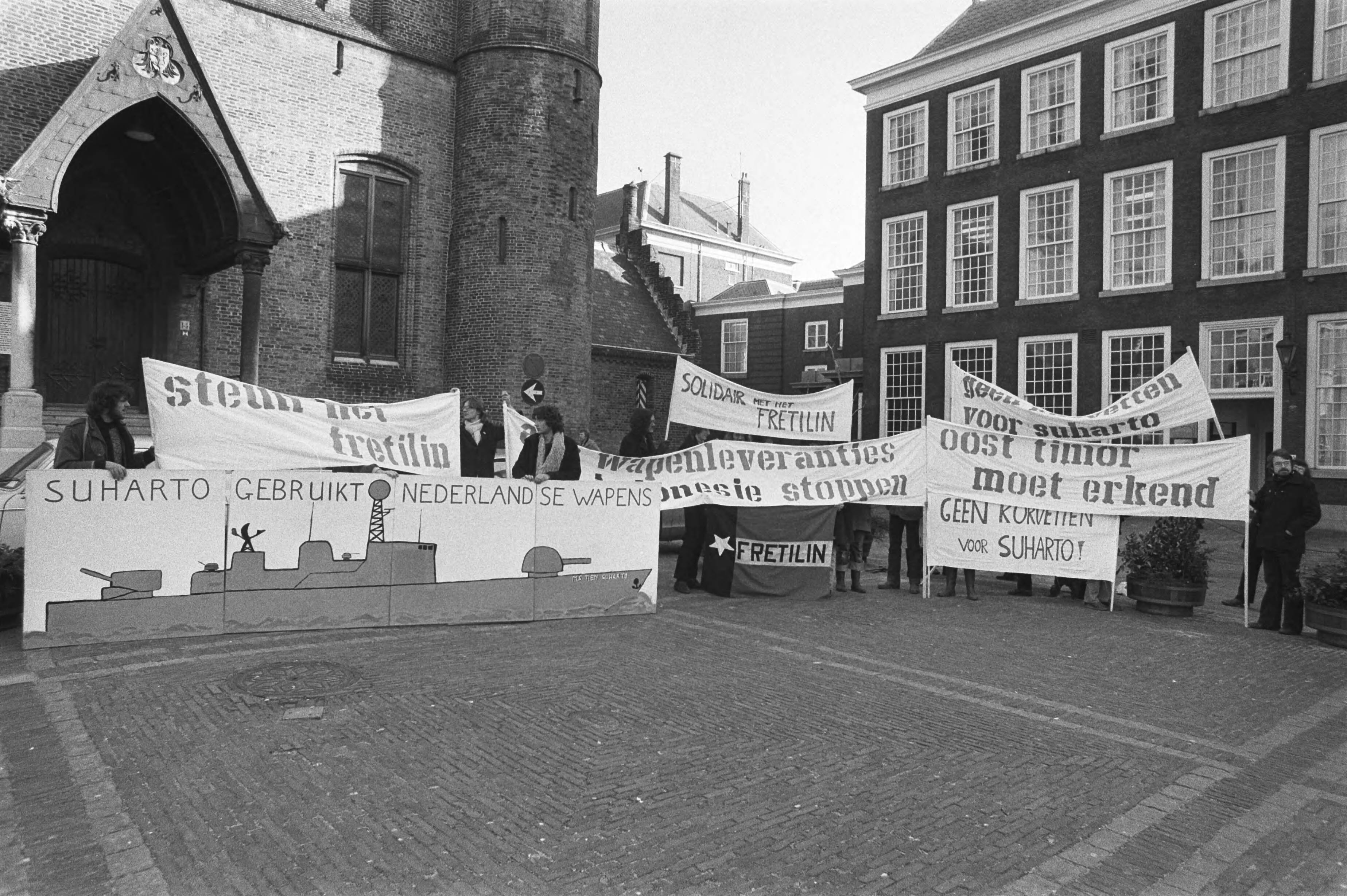 Fotocollectie Anefo — Binnenhof Den Haag , demonstratie tegen levering van korvetten aan Indonesie Van Lent — Foto: Croes, Rob C. / Anefo. Licentie: Set B: Rechtenvrij / Publiek Domein. Bron: Nationaal Archief. http://hdl.handle.net/10648/acc3dd90-d0b4-102d-bcf8-003048976d84
