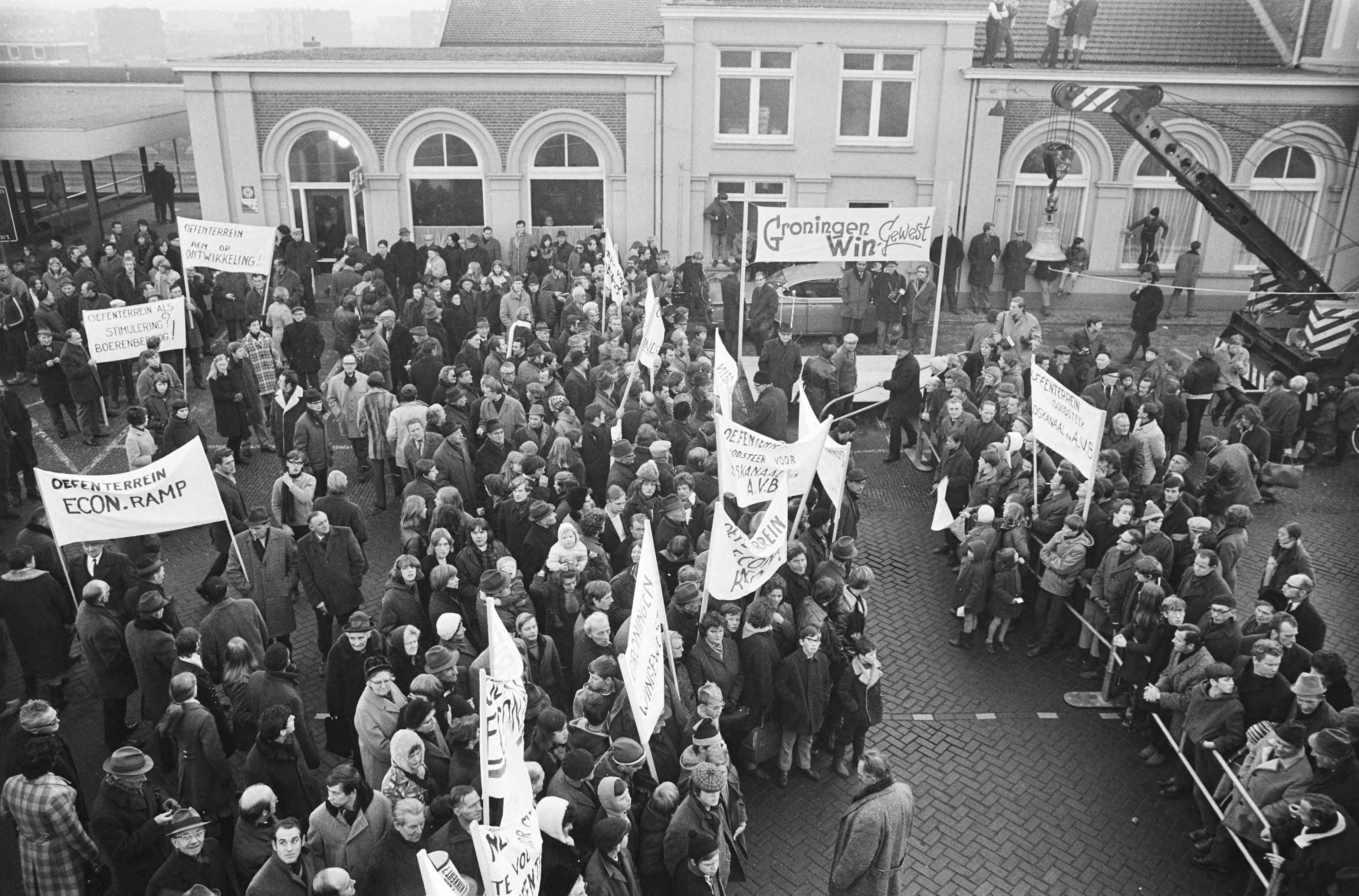 Fotocollectie Anefo — Actie "Noodklok Oost-Groningen". 28 Kamerleden in Winschoten, Oost-Groningen, voor slecht economische situatie — Foto: Verhoeff, Bert / Anefo. Licentie: Set B: Rechtenvrij / Publiek Domein. Bron: Nationaal Archief. http://hdl.handle.net/10648/abb01fa4-d0b4-102d-bcf8-003048976d84