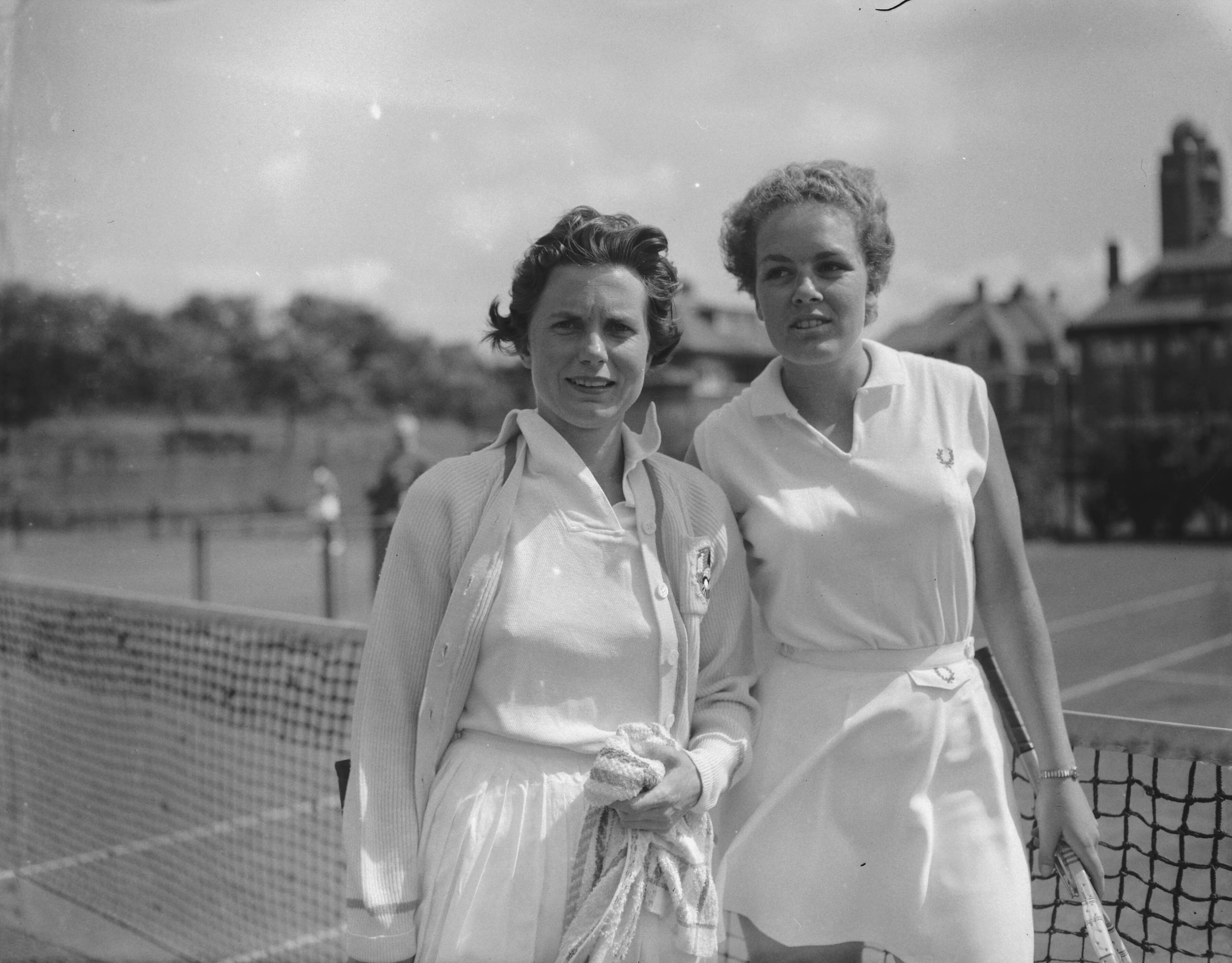 Fotocollectie Anefo — Tenniskampioenschap van Nederland op de METS banen te Scheveningen. Twee tennisters — Foto: Bilsen, Joop van / Anefo. Licentie: Set B: Rechtenvrij / Publiek Domein. Bron: Nationaal Archief. http://hdl.handle.net/10648/a9827d30-d0b4-102d-bcf8-003048976d84