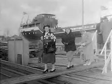 Fotocollectie Anefo — Tewaterlating van de coaster "Carnissesingel" bij de werf De Volharding te Alphen aan de Rijn. De doopplechtigheid werd verricht door mevr. W.A. Boot-van Kooten. Het schip zal op de Voorjaarsbeurs in het Merwedekanaal ter hoogte van de Bernhardhal van de Jaarbeurs te Utrecht worden tentoongesteld — Foto: Pot, Harry / Anefo. Licentie: Set B: Rechtenvrij / Publiek Domein. Bron: Nationaal Archief. http://hdl.handle.net/10648/a974954e-d0b4-102d-bcf8-003048976d84