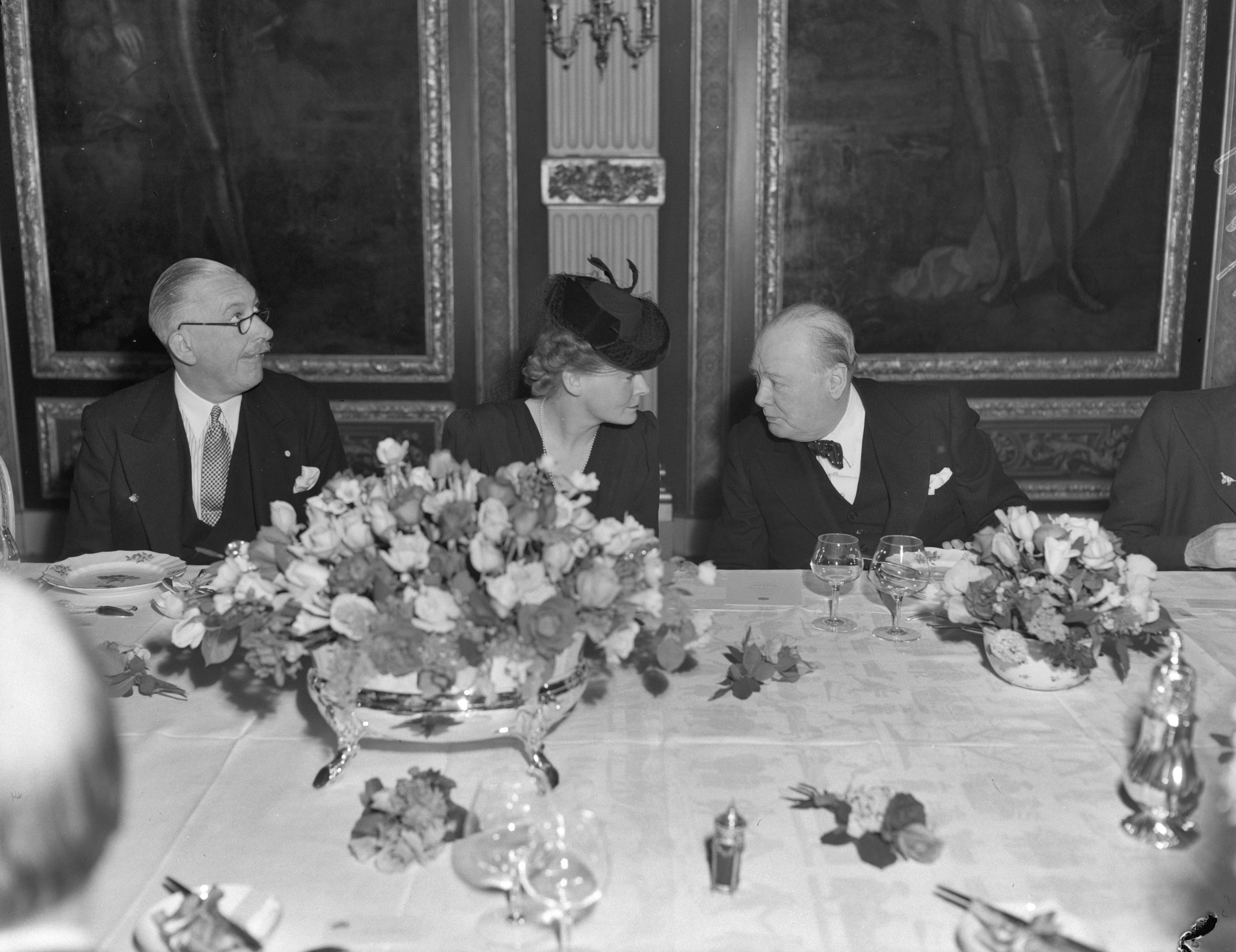 Fotocollectie Anefo — Churchill in Den Haag — Foto: Raucamp, Koos / Anefo. Licentie: Set B: Rechtenvrij / Publiek Domein. Bron: Nationaal Archief. http://hdl.handle.net/10648/a89de4c2-d0b4-102d-bcf8-003048976d84