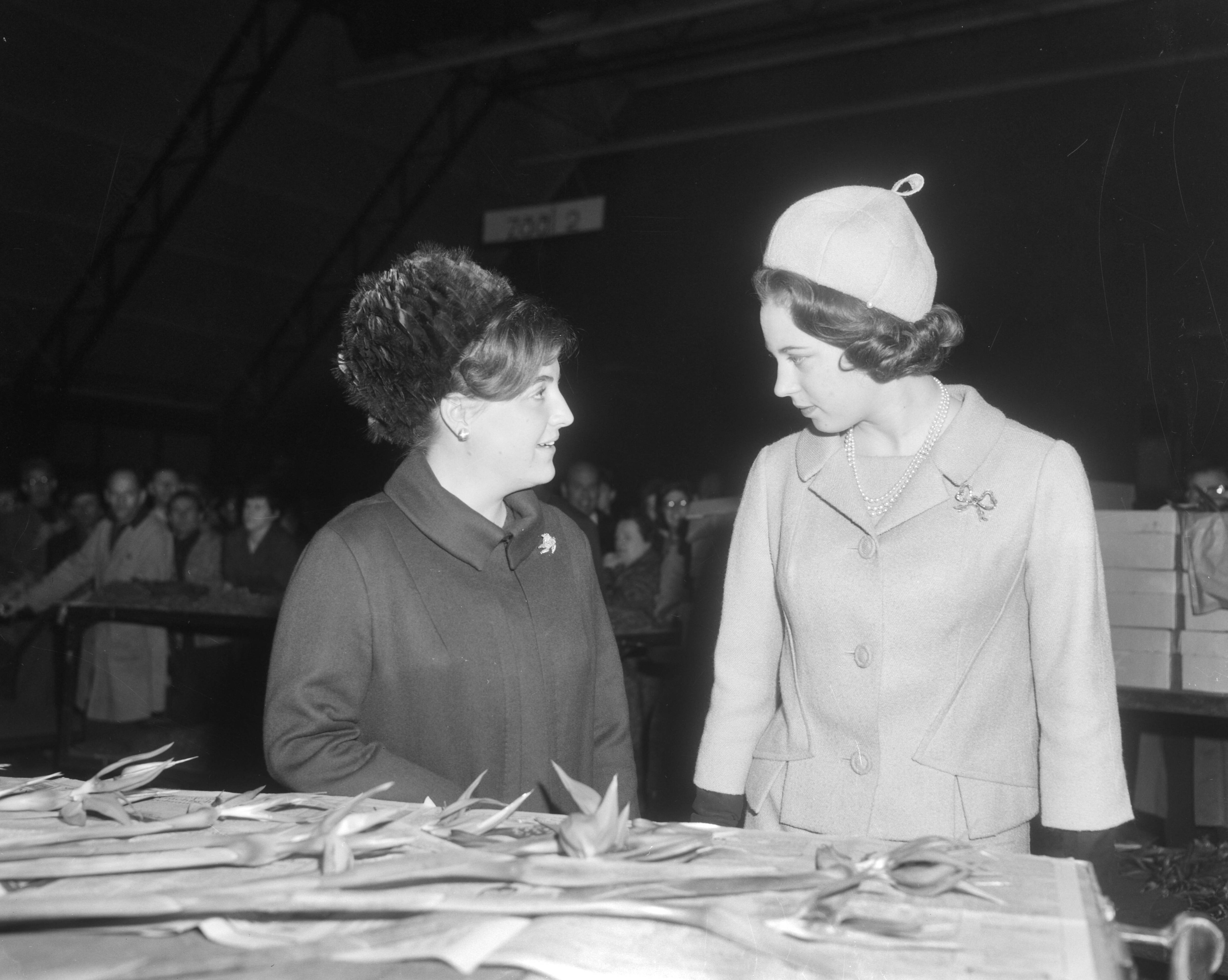 Bezoek van prinses Benedikte van Denemarken aan Nederland (1965) — De Deense prinses Benedikte en prinses Margriet bezochten de bloemenveiling te Aalsmeer, de prinsessen tijdens de rondgang — Foto: Bilsen, Joop van / Anefo. Licentie: Set B: Rechtenvrij / Publiek Domein. Bron: Nationaal Archief. http://hdl.handle.net/10648/aa9e994c-d0b4-102d-bcf8-003048976d84