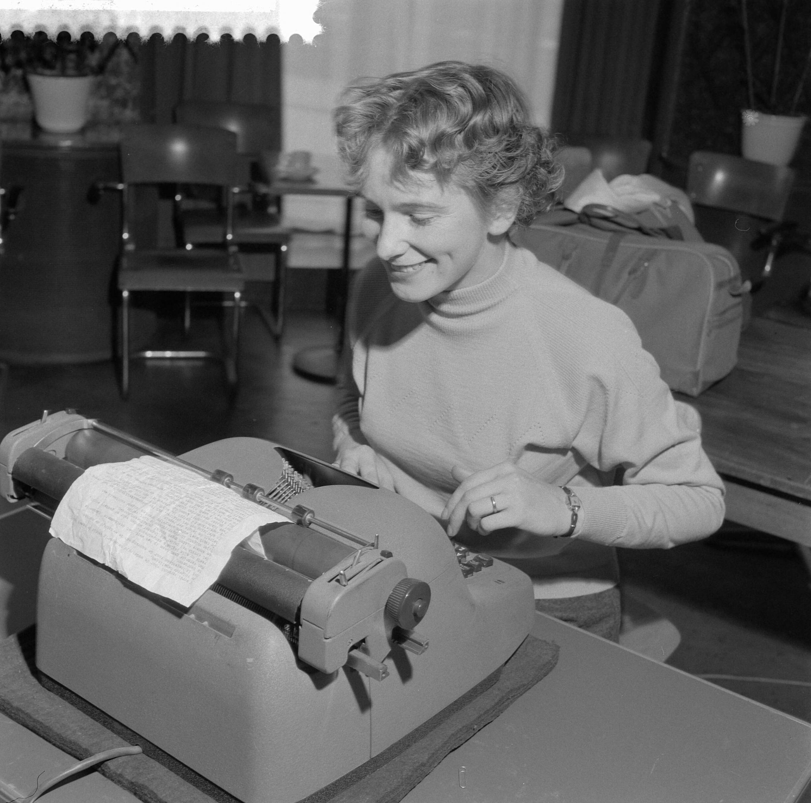Fotocollectie Anefo — Kampioenschap machineschrijven in de Houtrusthal in Den Haag — Foto: Behrens, Herbert F. / Anefo. Licentie: Set B: Rechtenvrij / Publiek Domein. Bron: Nationaal Archief. http://hdl.handle.net/10648/a96b29b4-d0b4-102d-bcf8-003048976d84