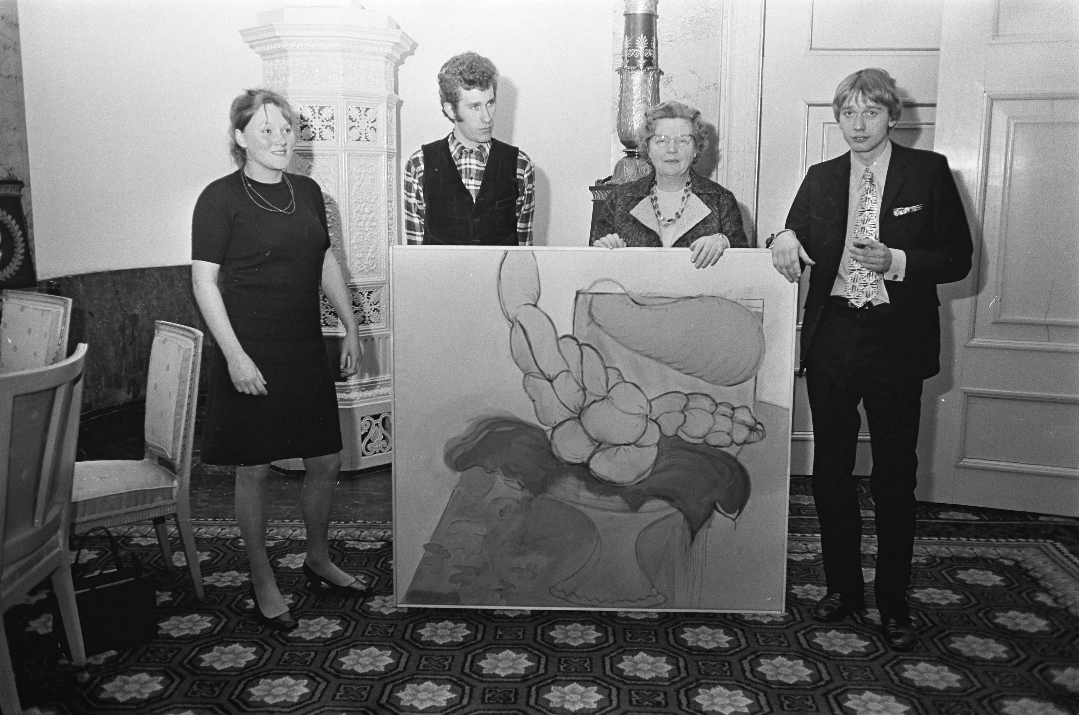 Fotocollectie Anefo — Bekroonde schilders op Soestdijk, v.l.n.r. Marijke Geys, A. Klink, koningin Juliana en J. Zekveld — Foto: Koch, Eric / Anefo. Licentie: Set B: Rechtenvrij / Publiek Domein. Bron: Nationaal Archief. http://hdl.handle.net/10648/ab35df46-d0b4-102d-bcf8-003048976d84