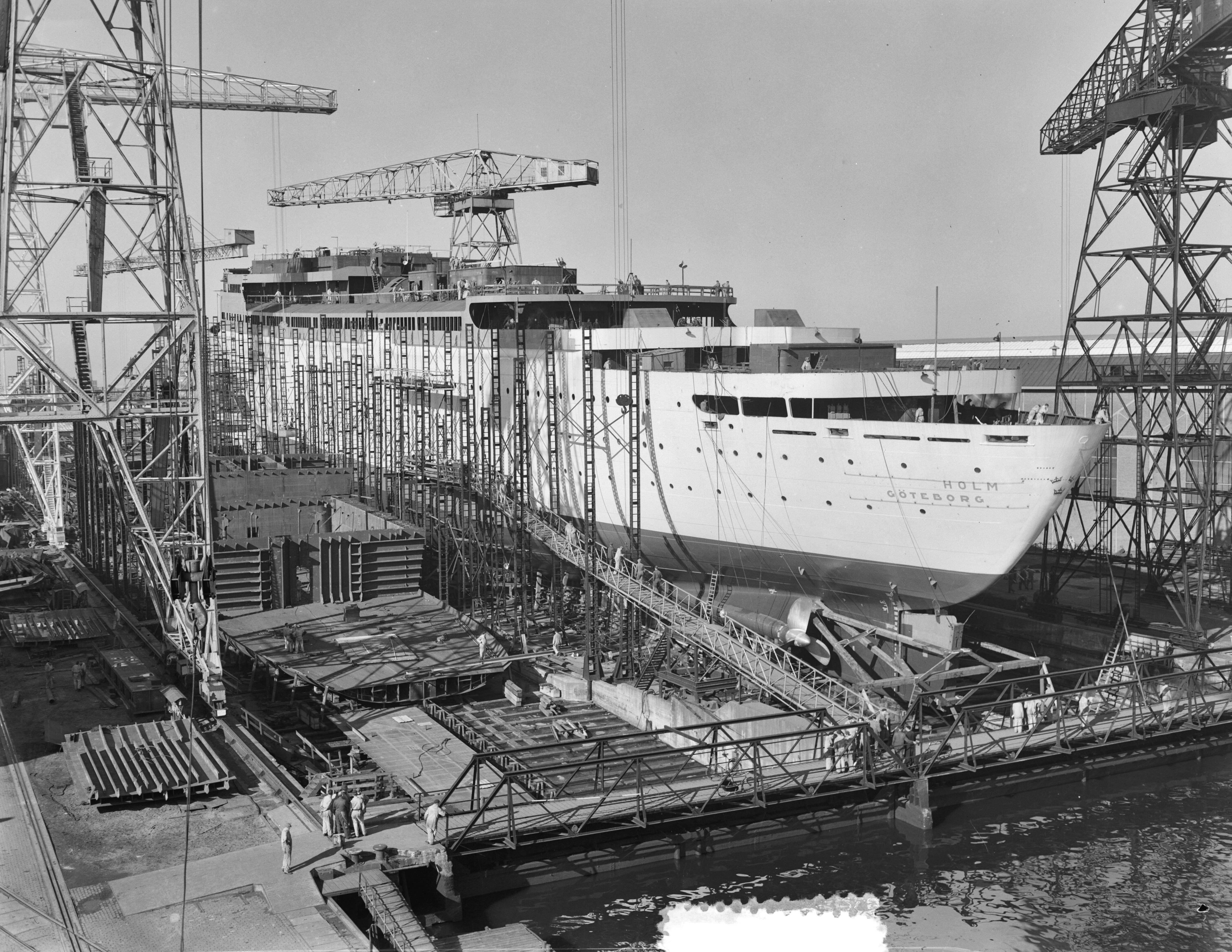 Tewaterlating Zweeds schip "Kungsholm" bij De Schelde te Vlissingen — Voorbereidingen voor de tewaterlating van het passagiersschip "Kungsholm" bij de Koninklijke Maatschappij De Schelde te Vlissingen in aanbouw voor de Svenska Amerika Linjen te Stockholm — Foto: Consenheim, Wim / Anefo. Licentie: Set B: Rechtenvrij / Publiek Domein. Bron: Nationaal Archief. http://hdl.handle.net/10648/a9015476-d0b4-102d-bcf8-003048976d84