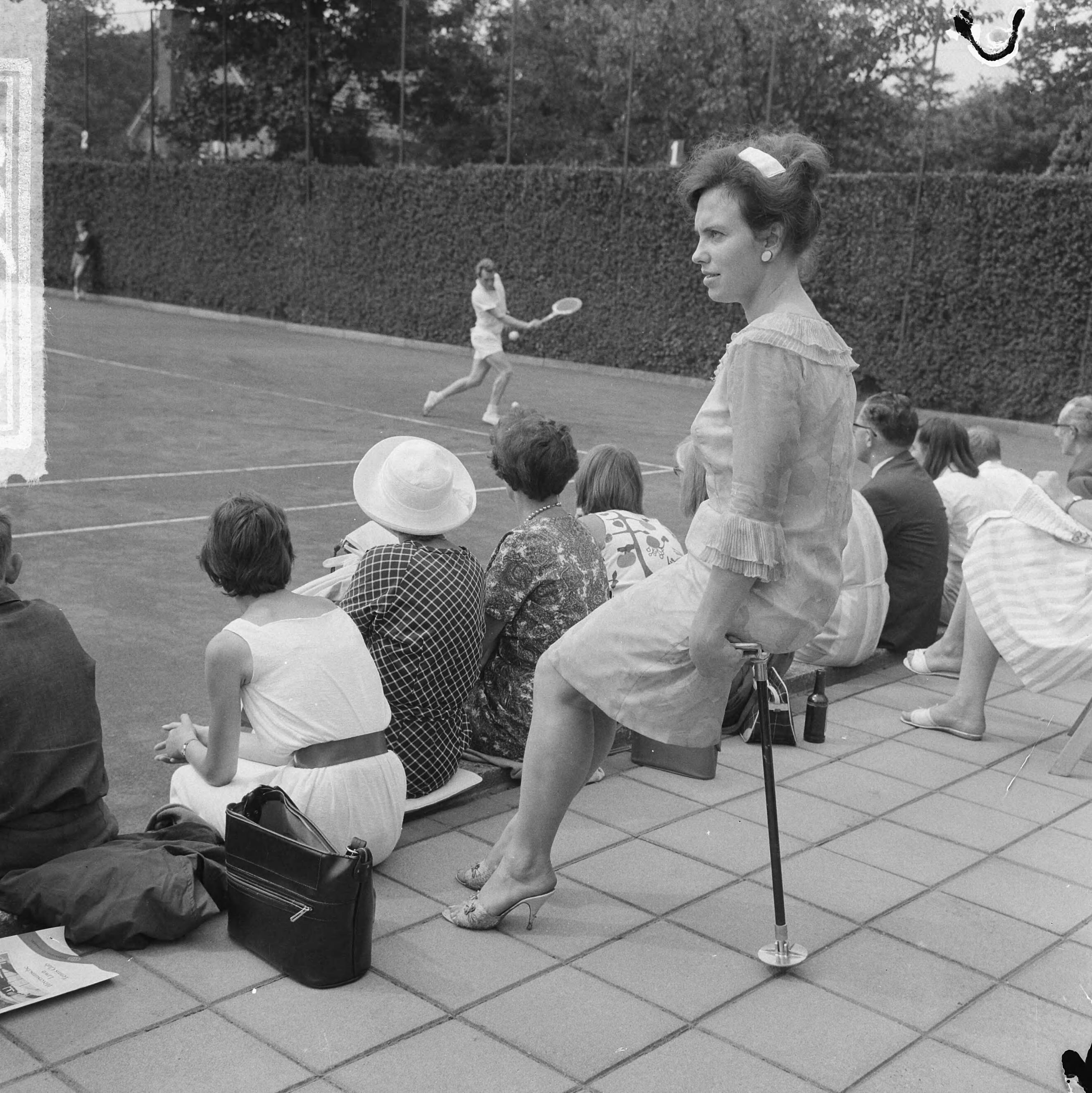 Fotocollectie Anefo — Internationale Nederlandse tenniskampioenschappen 1964 te Hilversum, Erik Dillen (VS) in actie — Foto: Nijs, Jac. de / Anefo. Licentie: Set B: Rechtenvrij / Publiek Domein. Bron: Nationaal Archief. http://hdl.handle.net/10648/aa714ad2-d0b4-102d-bcf8-003048976d84