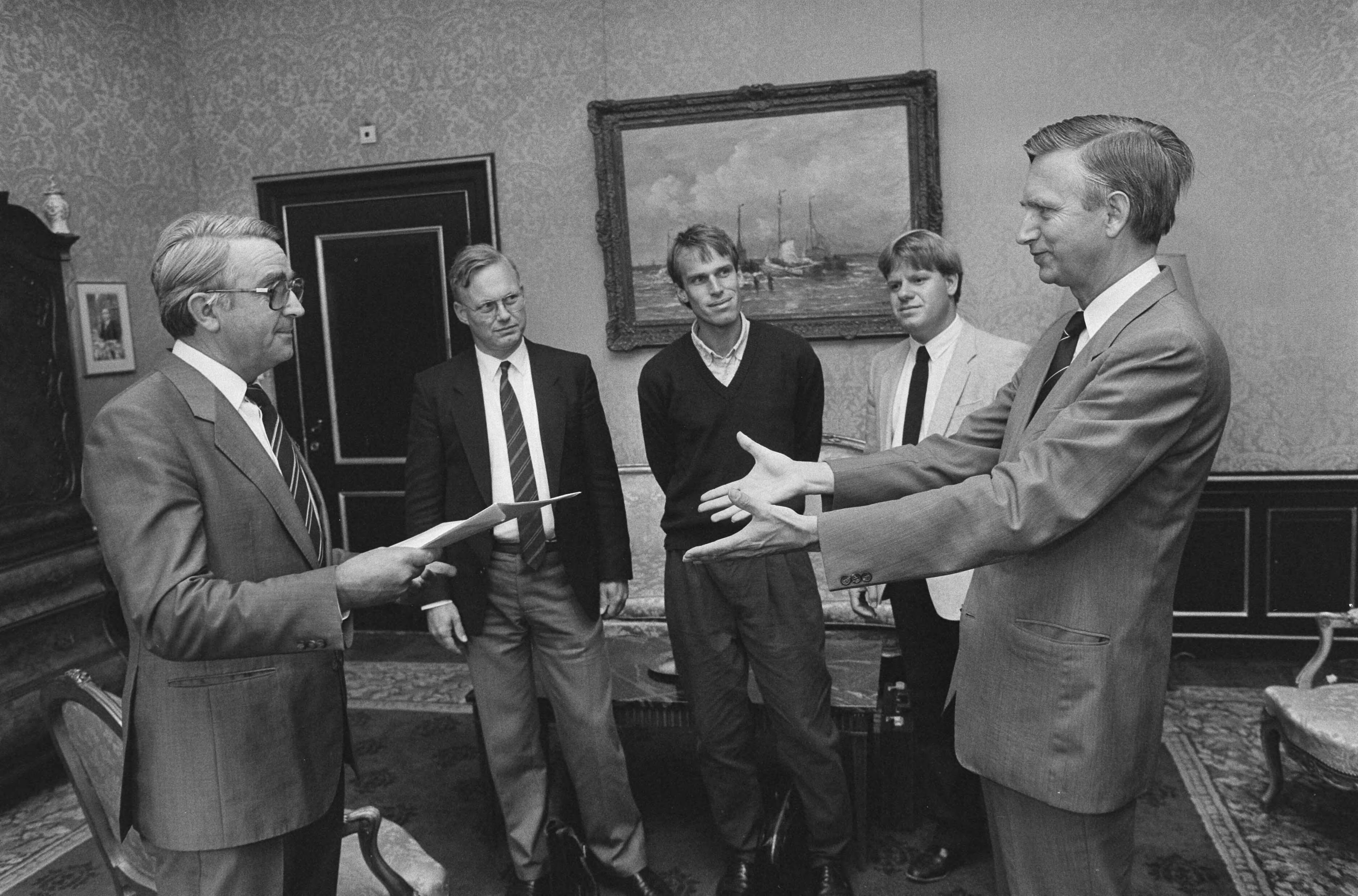 Fotocollectie Anefo — J. N. Scholten , voorzitter Vluchtelingenwerk Nederland, overhandigt rapport "een beter beleid gevraagd" aan kamervoorzitter Dolman in Den Haag — Foto: Bogaerts, Rob / Anefo. Licentie: Set B: Rechtenvrij / Publiek Domein. Bron: Nationaal Archief. http://hdl.handle.net/10648/ad56498c-d0b4-102d-bcf8-003048976d84