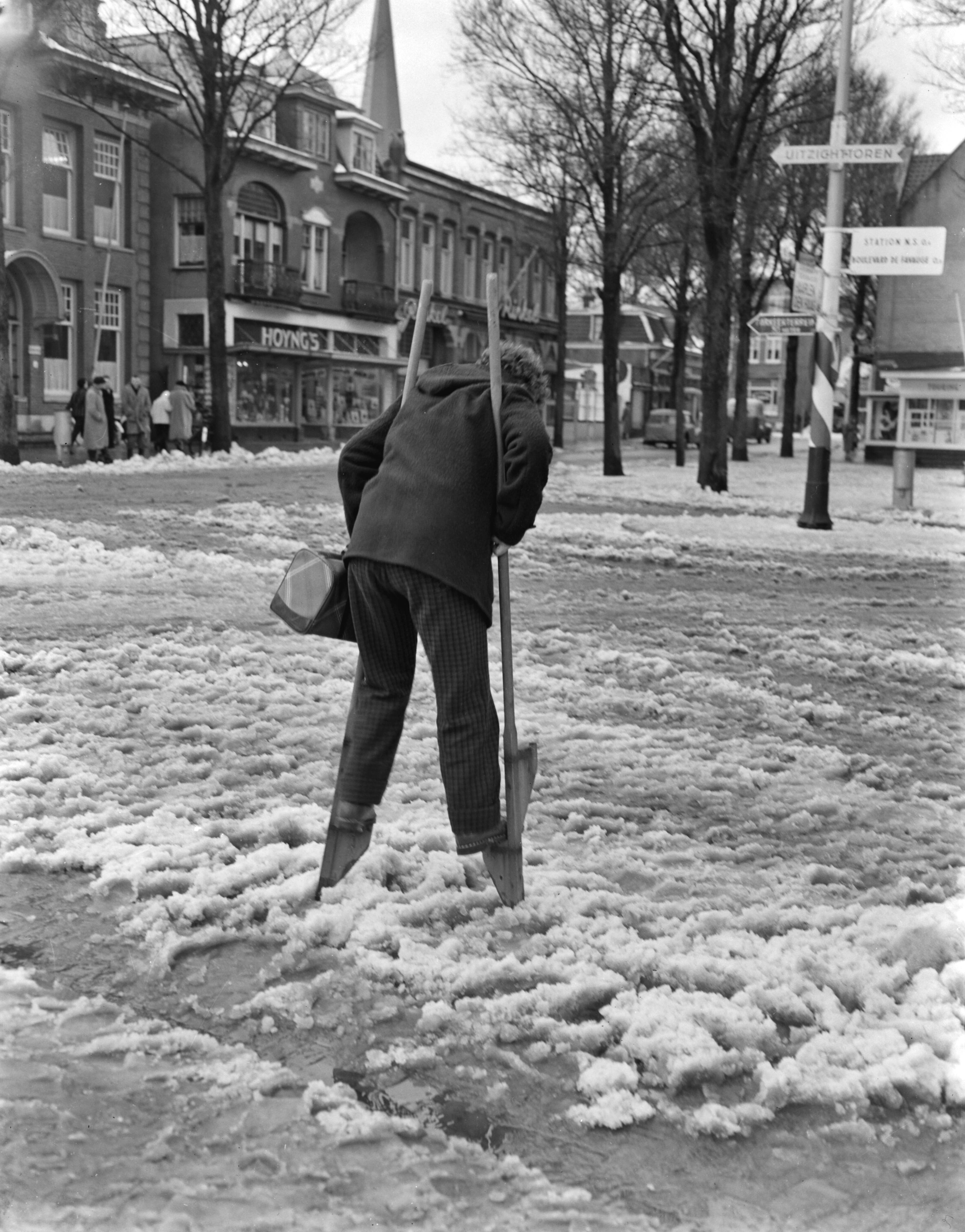 Fotocollectie Anefo — Meisje loopt op stelten over een besneeuwde straat te Zandvoort — Foto: Pot, Harry / Anefo. Licentie: Set B: Rechtenvrij / Publiek Domein. Bron: Nationaal Archief. http://hdl.handle.net/10648/ad770d3e-d0b4-102d-bcf8-003048976d84