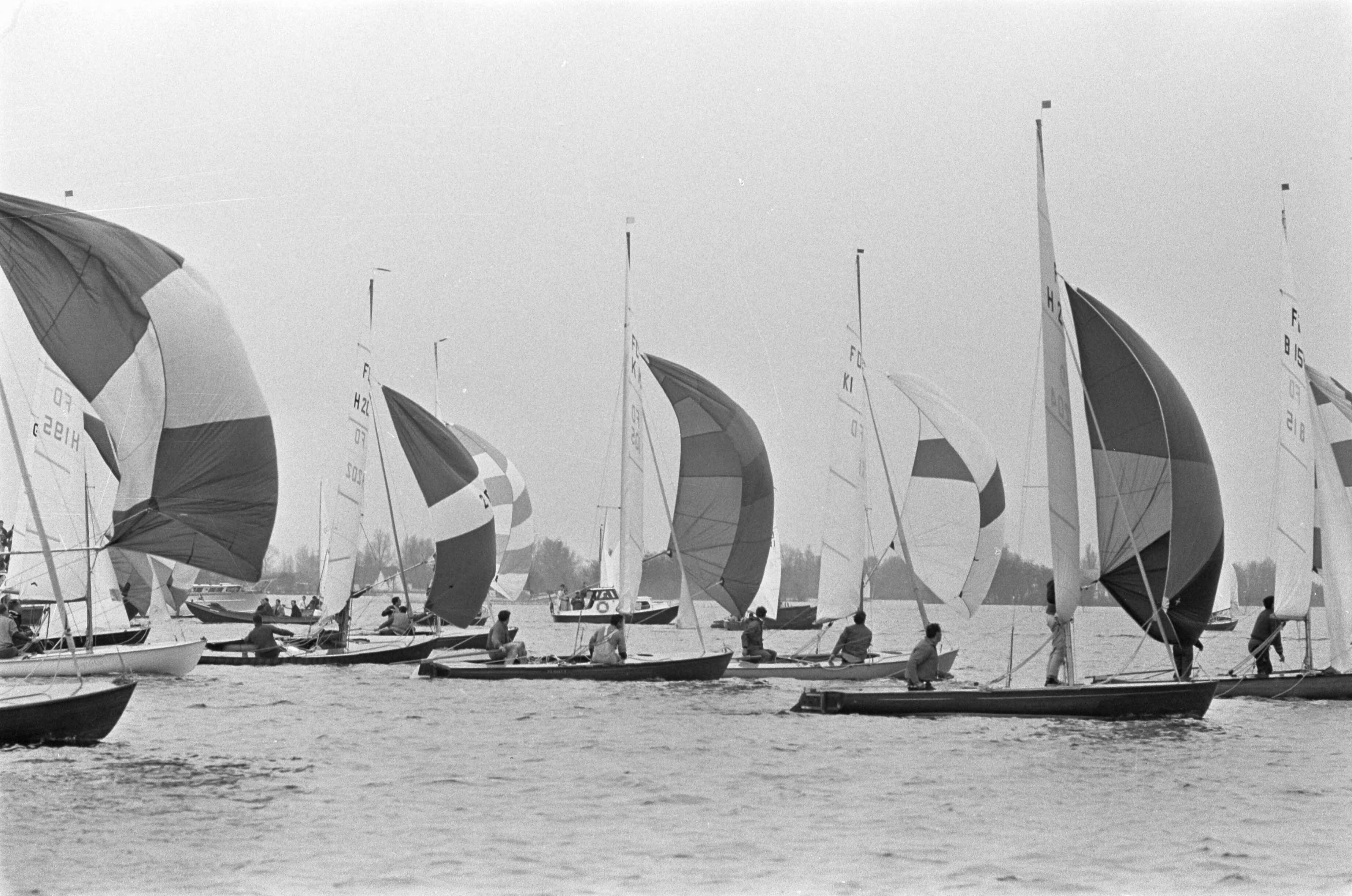 Fotocollectie Anefo — Internationale Flying Dutchman wedstrijden Loosdrecht — Foto: Kroon, Ron / Anefo. Licentie: Set B: Rechtenvrij / Publiek Domein. Bron: Nationaal Archief. http://hdl.handle.net/10648/aae4898e-d0b4-102d-bcf8-003048976d84