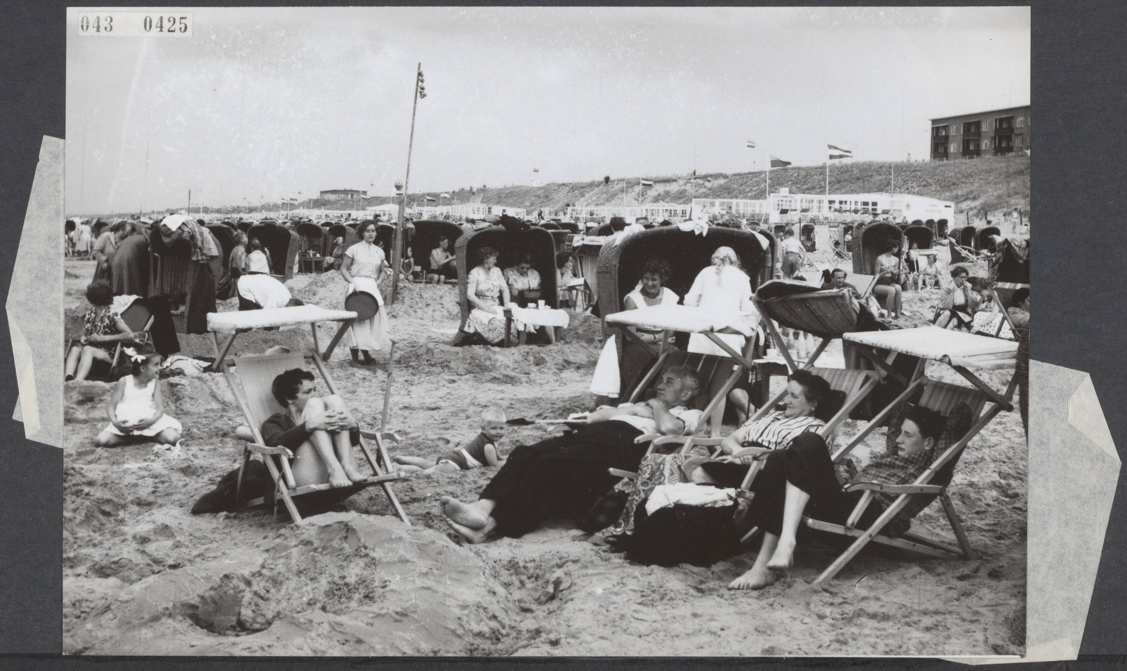 Fotocollectie Elsevier Binnenland — Badgasten in strandstoelen op het strand van Zandvoort — Foto: Fotograaf Onbekend / Anefo. Licentie: Set B: Rechtenvrij / Publiek Domein. Bron: Nationaal Archief. http://hdl.handle.net/10648/adf8f3d0-d0b4-102d-bcf8-003048976d84