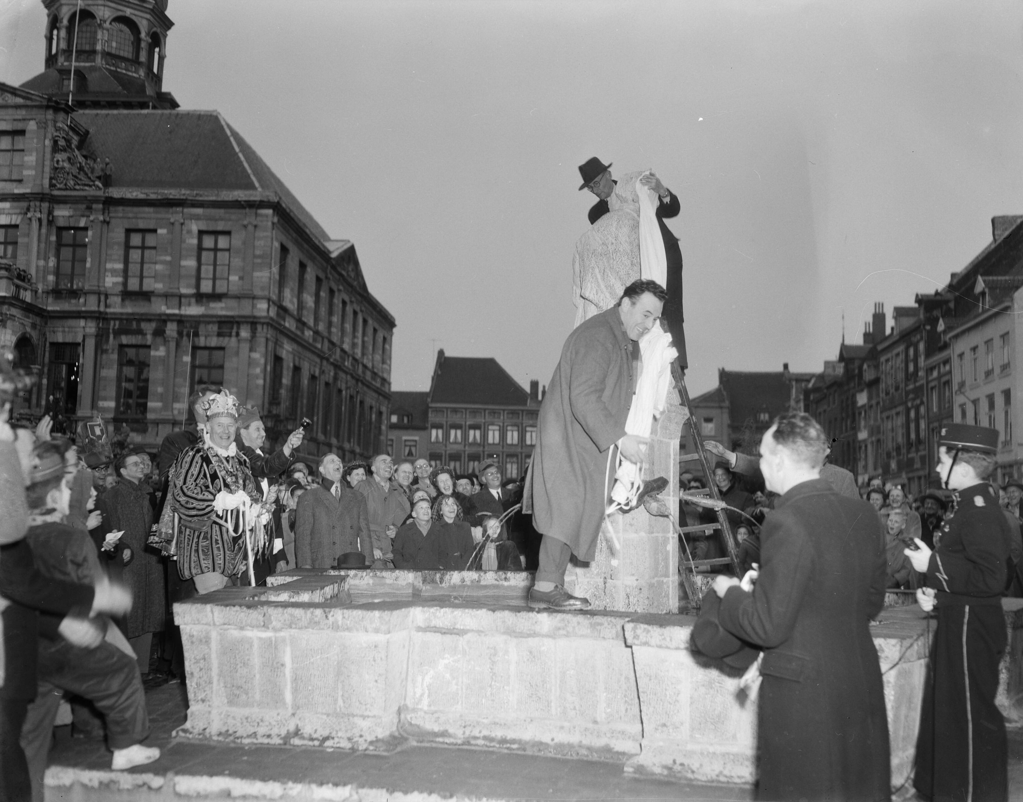 Fotocollectie Anefo — Carnaval Maastricht, overdracht Moosviefmonument. Links stadsprins Sjaak den Iersten (J. Chappin) — Foto: Duinen, G.W. van / Anefo. Licentie: Set B: Rechtenvrij / Publiek Domein. Bron: Nationaal Archief. http://hdl.handle.net/10648/a91d6968-d0b4-102d-bcf8-003048976d84