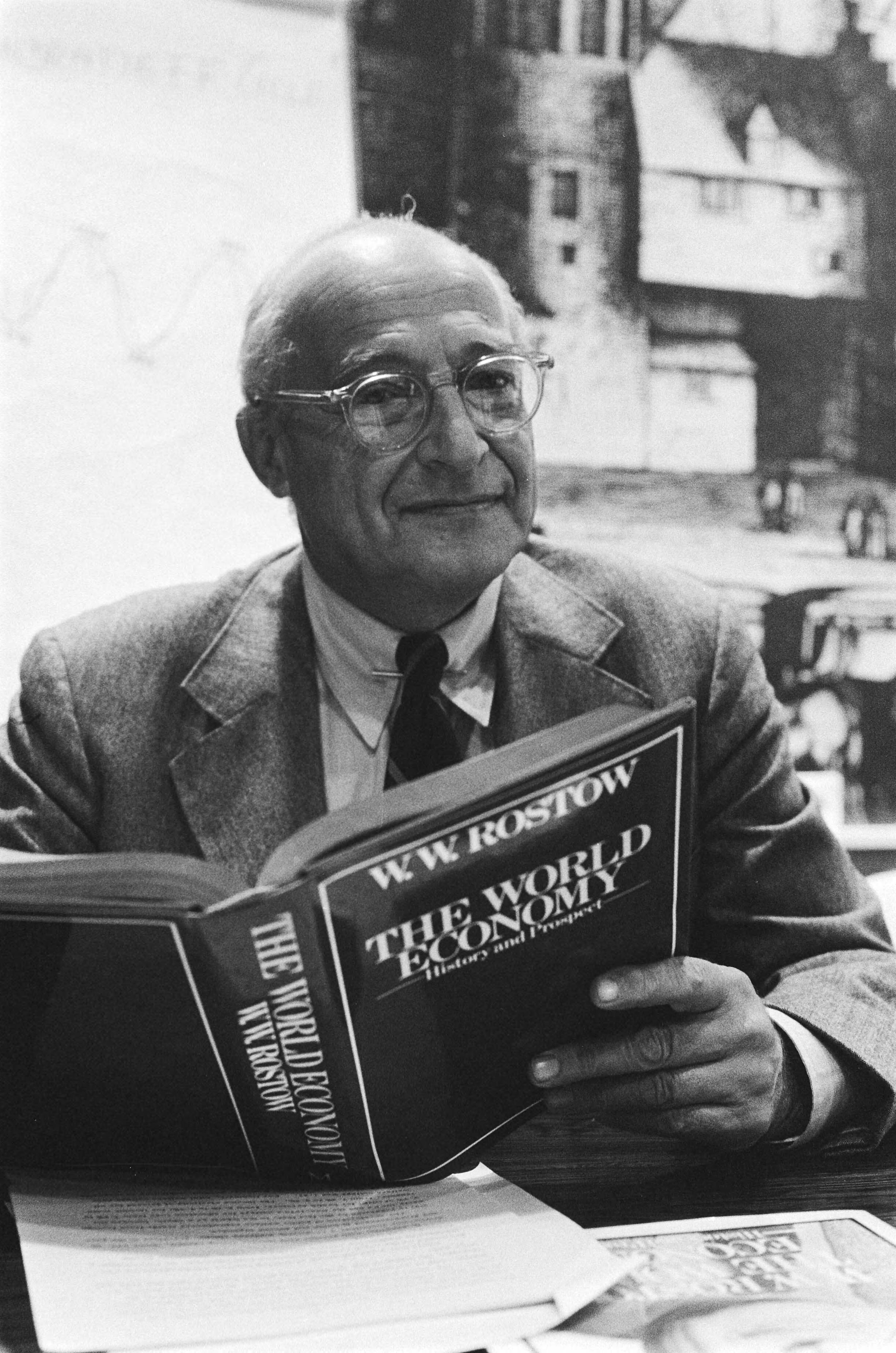 Fotocollectie Anefo — Prof. W. W. Rostow (VS) geeft persconferentie over zijn boek "The World Economy" in Den Haag — Foto: Verhoeff, Bert / Anefo. Licentie: Set B: Rechtenvrij / Publiek Domein. Bron: Nationaal Archief. http://hdl.handle.net/10648/acbbcd08-d0b4-102d-bcf8-003048976d84