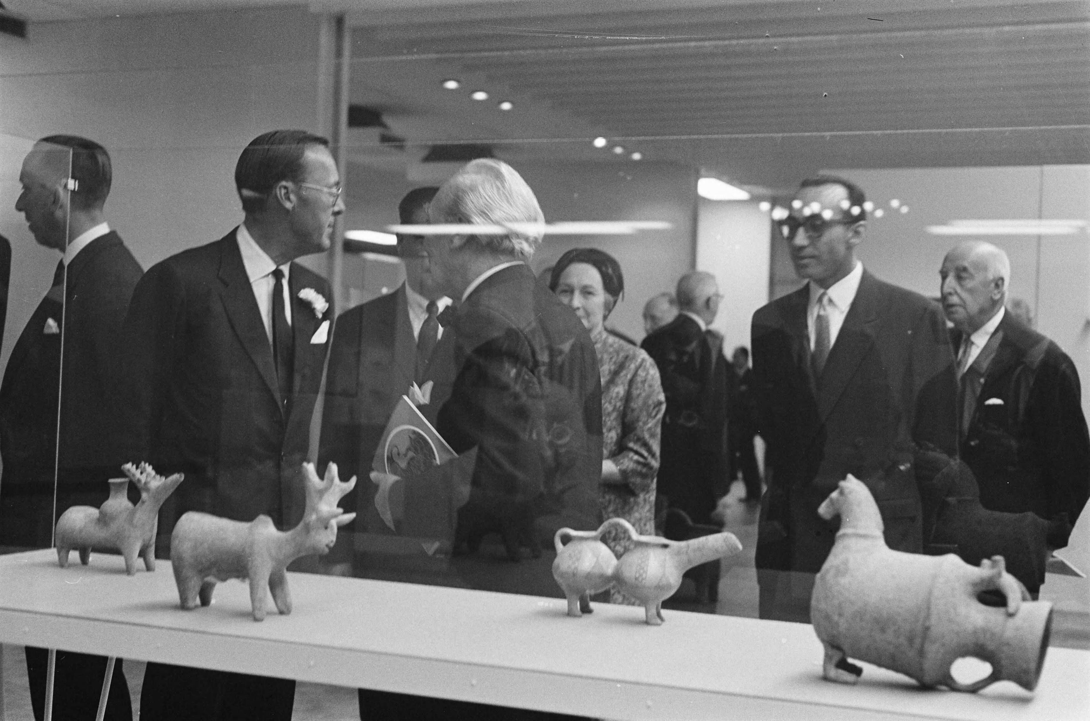 Fotocollectie Anefo — Prins Bernhard opende tentoonstelling 7000 jaar Perzische kunst in het Haagse gemeentemuseum. De prins werd rondgeleid door de directeur van de Franse archeologische dienst in Perzië, prof. Roman Ghirsman. Rechts de Perzische ambassadeur dr. Ferydoun Adamyat — Foto: Pot, Harry / Anefo. Licentie: Set B: Rechtenvrij / Publiek Domein. Bron: Nationaal Archief. http://hdl.handle.net/10648/aa160df2-d0b4-102d-bcf8-003048976d84