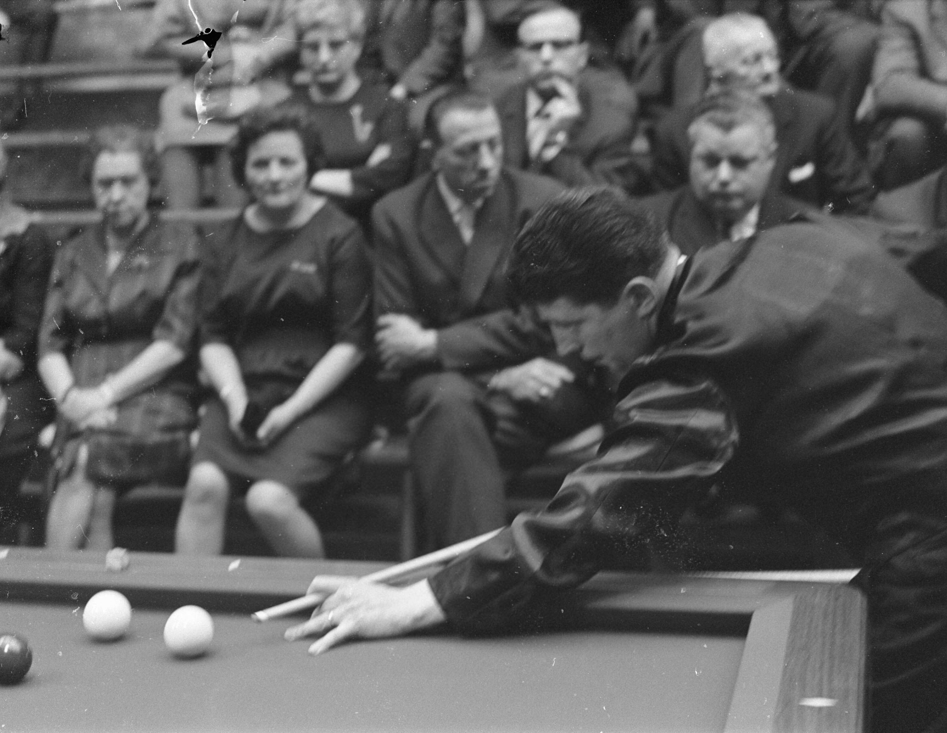Kampioenschap van Nederlandse Ereklasse Driebanden in Hof van Holland te Hilversum — Nederlands kampioenschap Ereklasse Driebanden in het Hof van Holland te Hilversum begonnen. — Foto: Fotograaf Onbekend / Anefo. Licentie: Set B: Rechtenvrij / Publiek Domein. Bron: Nationaal Archief. http://hdl.handle.net/10648/aa2ab98c-d0b4-102d-bcf8-003048976d84