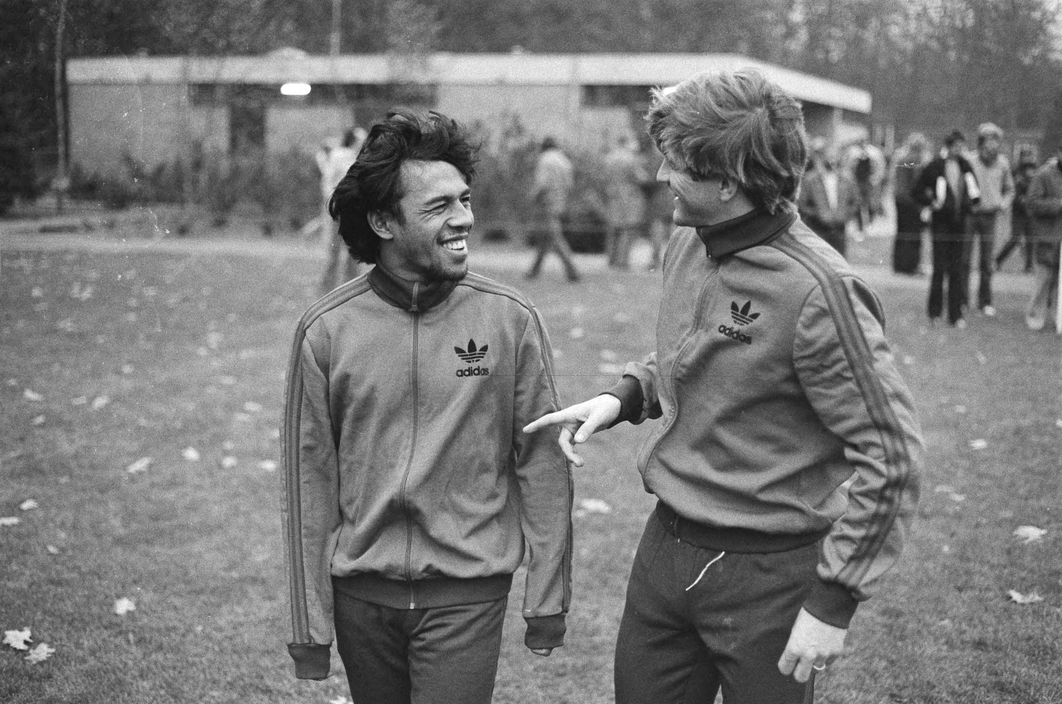 Fotocollectie Anefo — Training Nederlands elftal in Zeist i.v.m. voetbalinterland tegen Belgie a.s. woensdag, 2a en 3a Tahamata met Jan Peters tijdens training — Foto: Antonisse, Marcel / Anefo. Licentie: Set B: Rechtenvrij / Publiek Domein. Bron: Nationaal Archief. http://hdl.handle.net/10648/acedc506-d0b4-102d-bcf8-003048976d84
