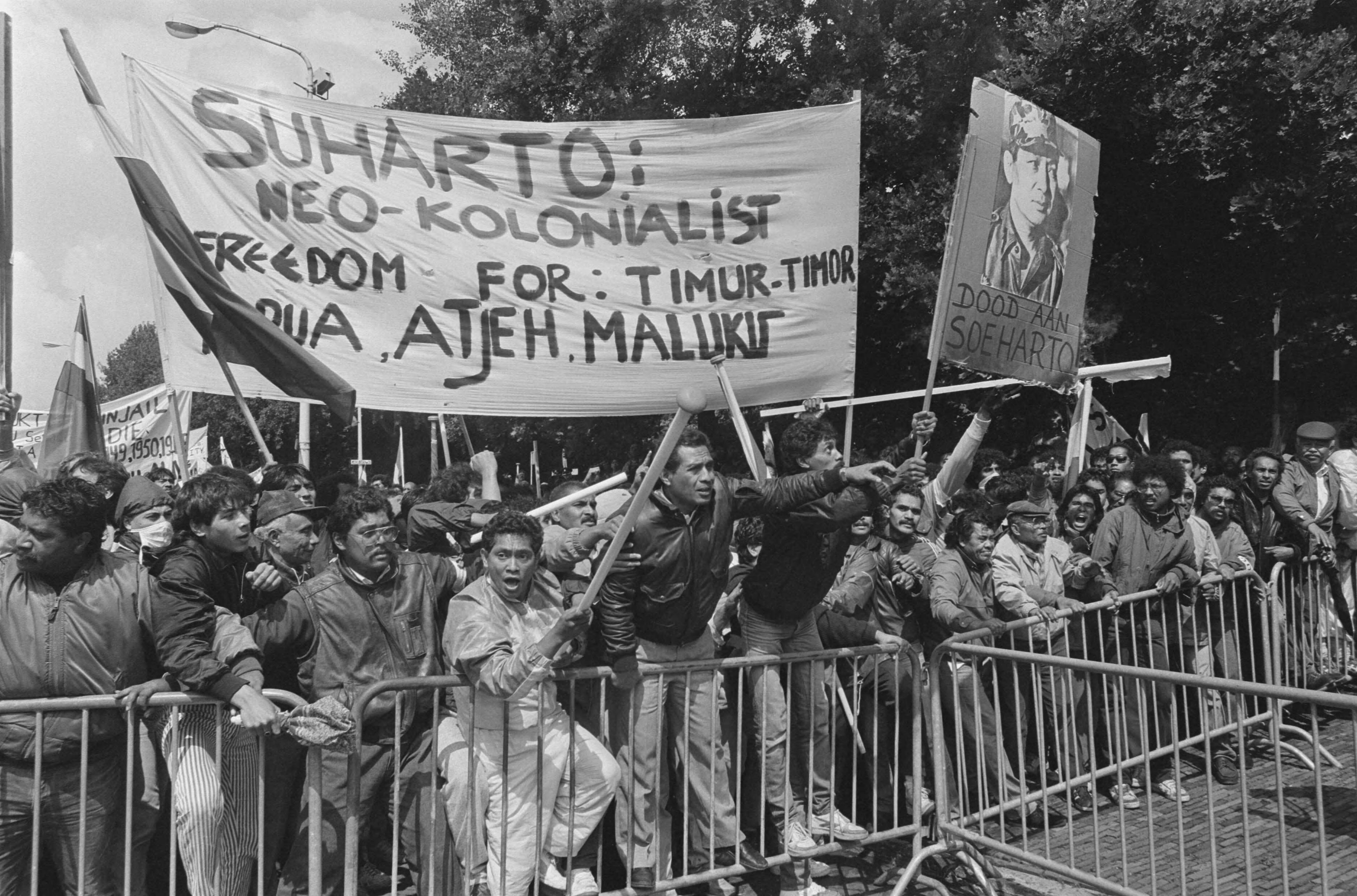 Fotocollectie Anefo — Zuid-Molukkers demonstreren bij Indonesische Ambassade in Den Haag tegen schending van mensenrechten; demonstranten verbranden onder meer portret Suharto — Foto: Croes, Rob C. / Anefo. Licentie: Set B: Rechtenvrij / Publiek Domein. Bron: Nationaal Archief. http://hdl.handle.net/10648/ad55a838-d0b4-102d-bcf8-003048976d84