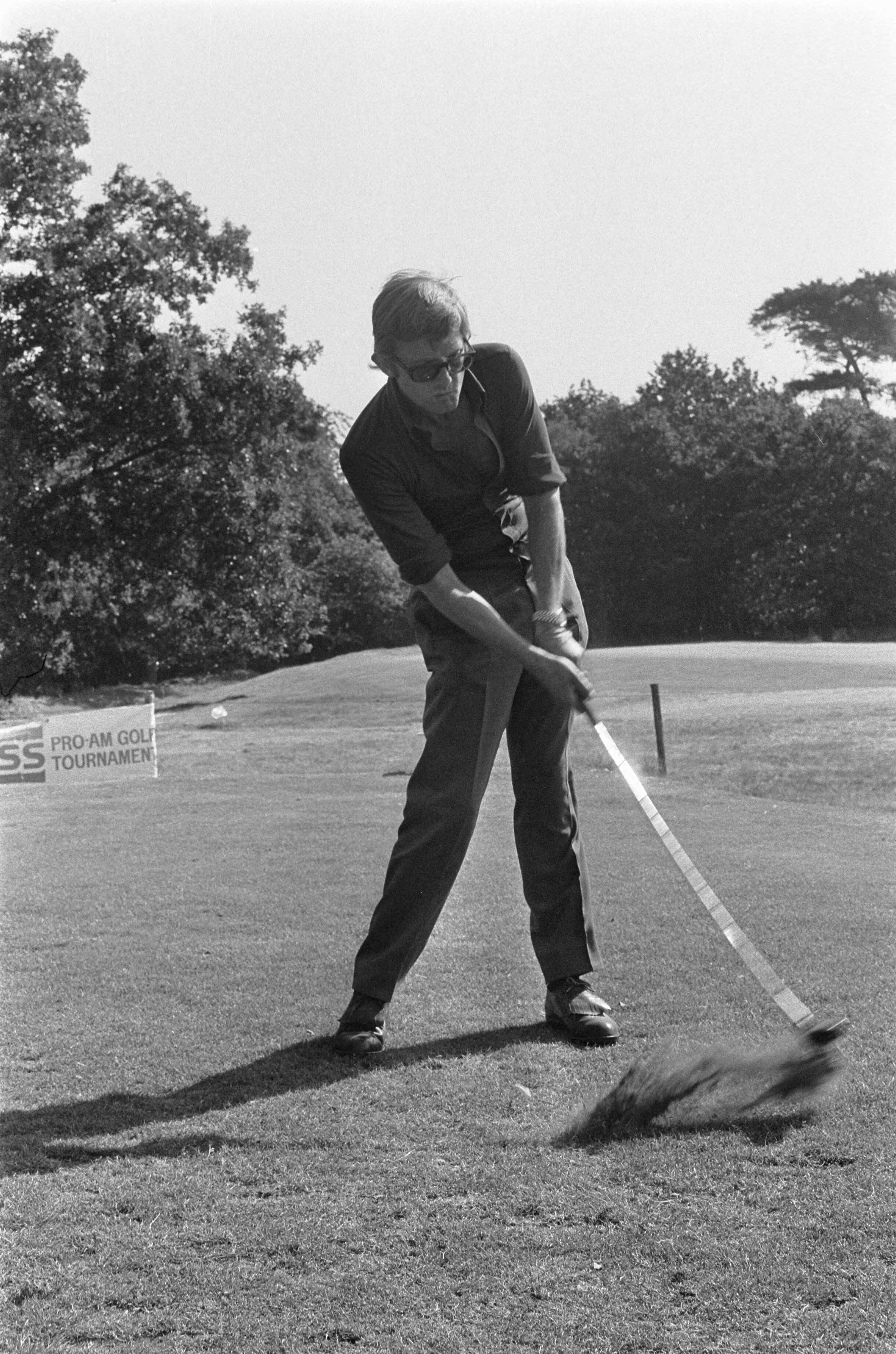 Bing Crosby en Pieter van Vollenhoven spelen in het American Express Pro-Am golftoernooi — Pieter van Vollenhoven voor zijn slag — Foto: Verhoeff, Bert / Anefo. Licentie: Set B: Rechtenvrij / Publiek Domein. Bron: Nationaal Archief. http://hdl.handle.net/10648/ac6f258e-d0b4-102d-bcf8-003048976d84