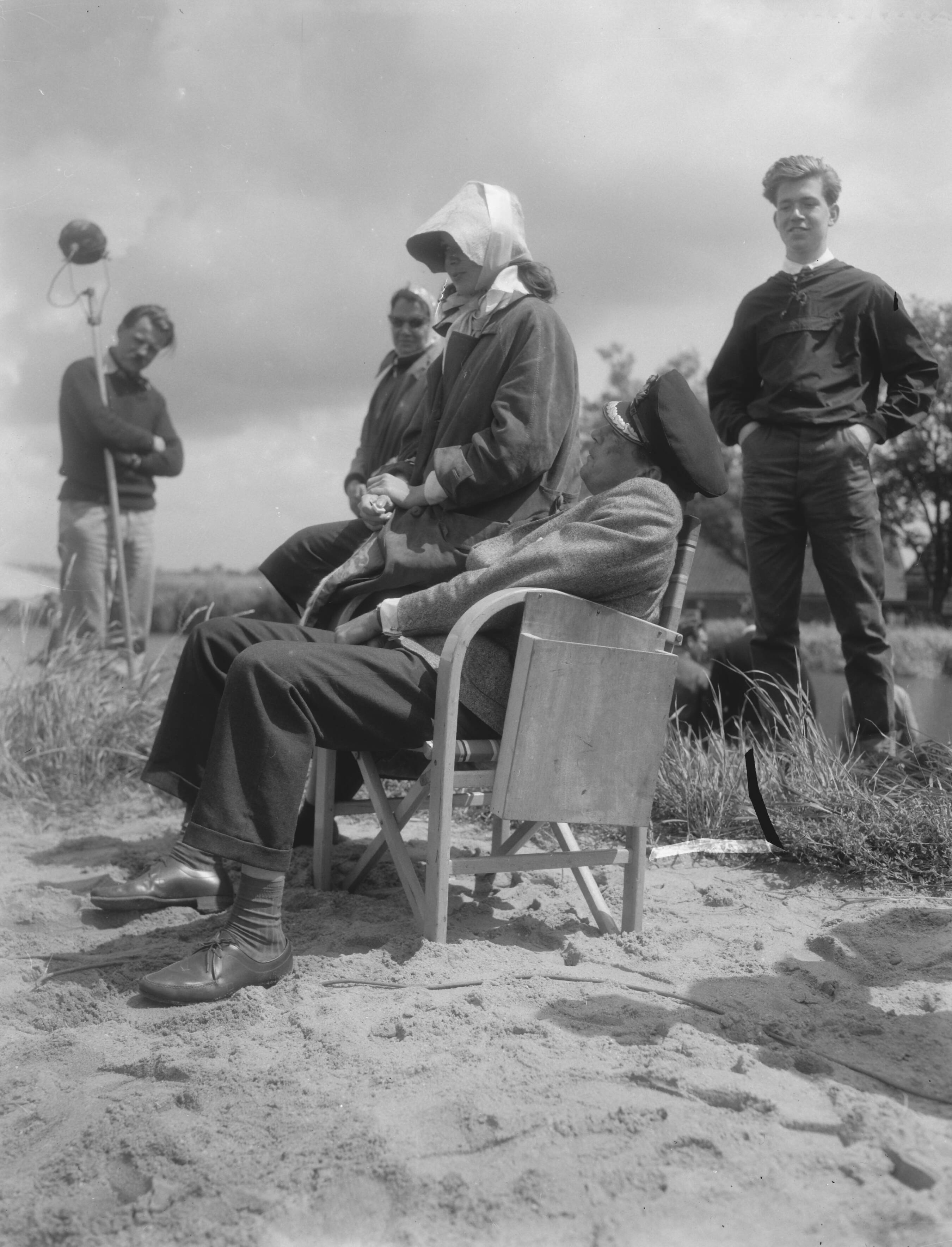 Fotocollectie Anefo — Filmopnamen in de Beemster bij Schermerhorn voor de film "Operation Amsterdam", de hoofdrolspelers Eva Bartok en Peter Finch — Foto: Pot, Harry / Anefo. Licentie: Set B: Rechtenvrij / Publiek Domein. Bron: Nationaal Archief. http://hdl.handle.net/10648/a98143ca-d0b4-102d-bcf8-003048976d84