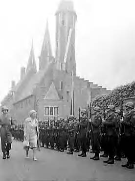 Bezoek van koningin Juliana aan Middelburg en Katseveer (1960) — Koningin Juliana bezoekt Middelburg — Foto: Rossem, Wim van / Anefo. Licentie: Set B: Rechtenvrij / Publiek Domein. Bron: Nationaal Archief. http://hdl.handle.net/10648/a9aeed52-d0b4-102d-bcf8-003048976d84