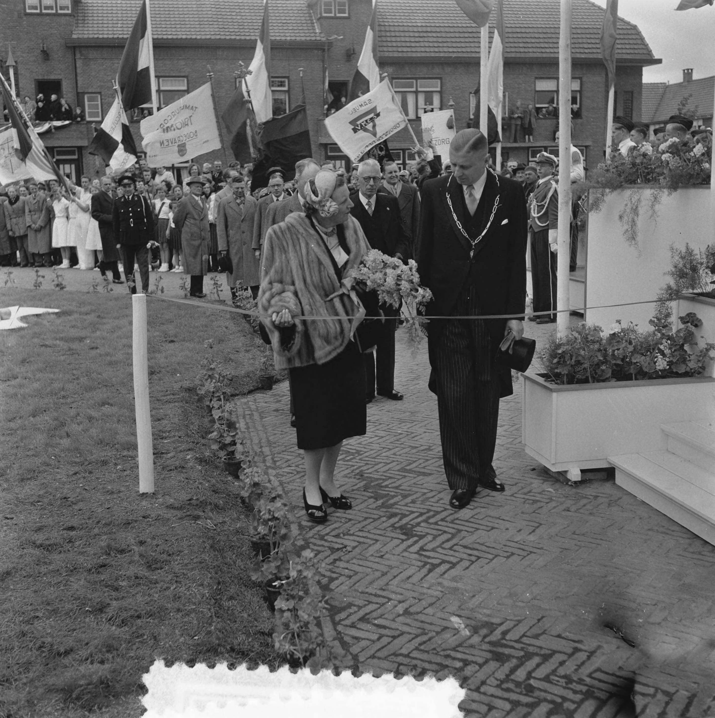 Koninklijk bezoek aan 15 gemeentes in Zuid-Holland (Rijnstreek en Merengebied) — Koningin Juliana bezoekt Bodegraven. Zij opent een nieuwe muziektent. Naast haar burgemeester J.J. Croles — Foto: Noske, J.D. / Anefo. Licentie: Set B: Rechtenvrij / Publiek Domein. Bron: Nationaal Archief. http://hdl.handle.net/10648/a9223ba0-d0b4-102d-bcf8-003048976d84
