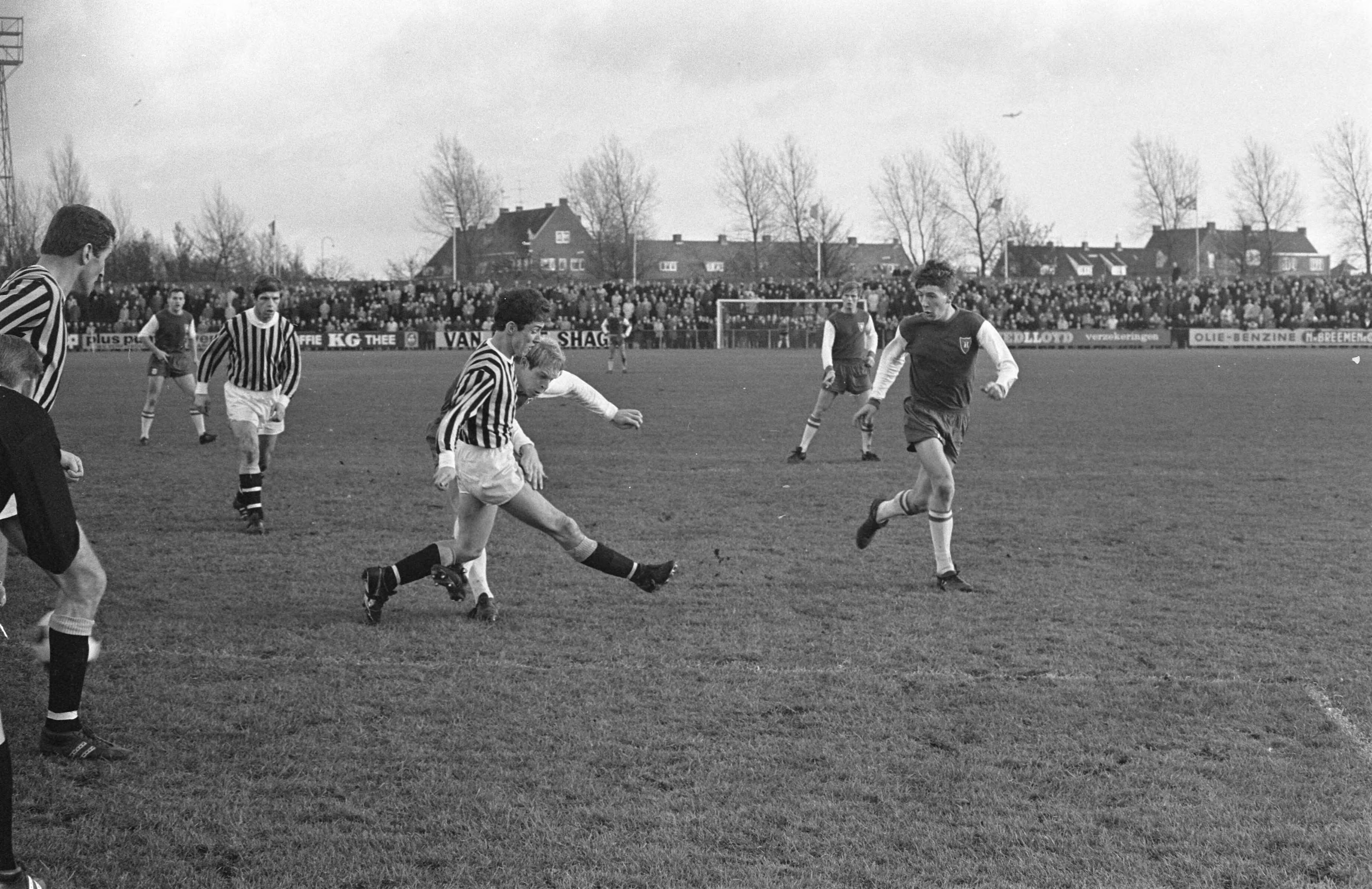 Fotocollectie Anefo — Haarlem-Vitesse 1-2. Spelmomenten — Foto: Kroon, Ron / Anefo. Licentie: Set B: Rechtenvrij / Publiek Domein. Bron: Nationaal Archief. http://hdl.handle.net/10648/ab55c838-d0b4-102d-bcf8-003048976d84