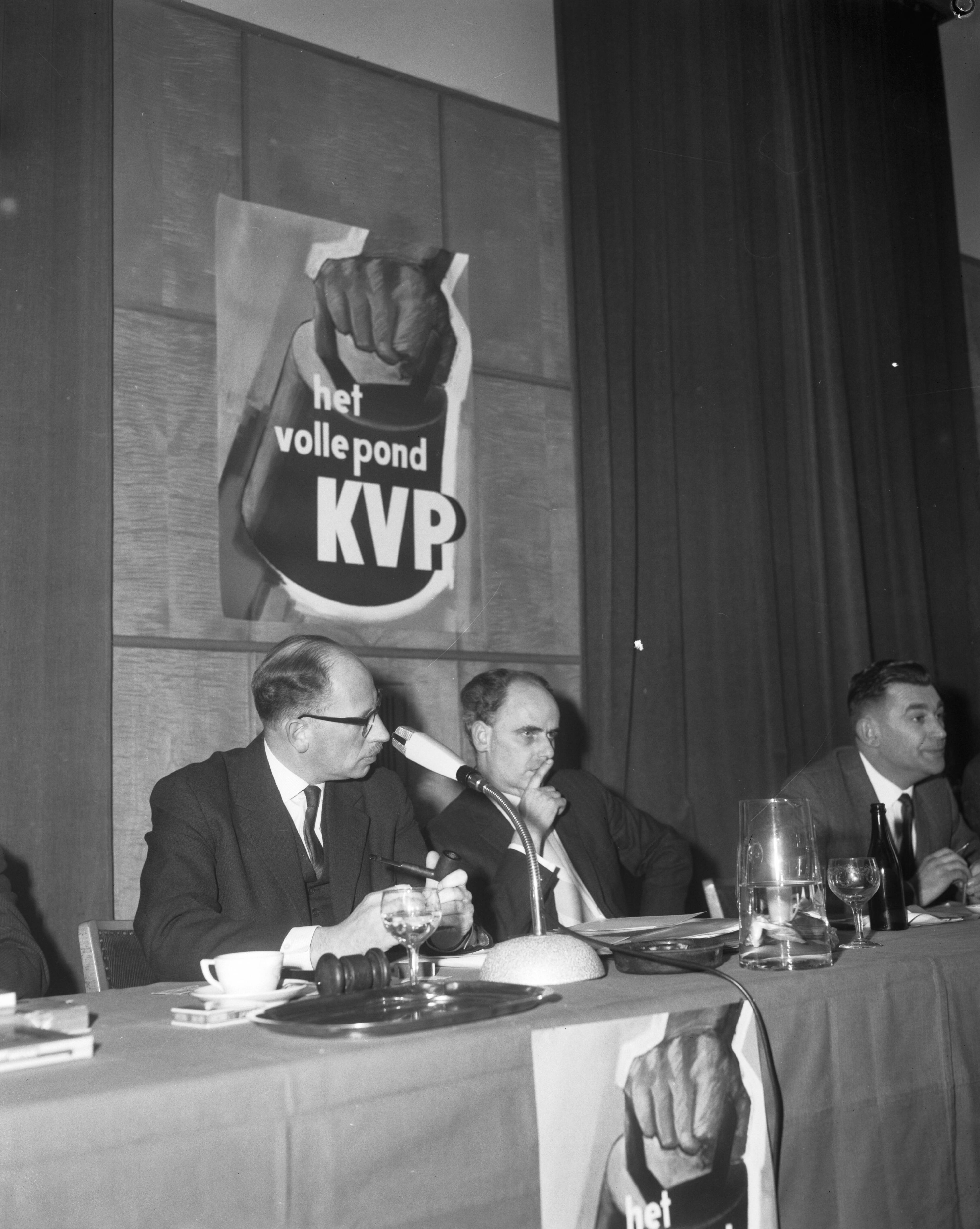 Fotocollectie Anefo — KVP-Statendag 1962 te Utrecht. Partijvoorzitter mr. H.W. van Doorn en (rechts) G.Z. de Vos, wethouder van Rotterdam en lid van de Provinciale Staten van Zuid-Holland — Foto: Koch, Eric / Anefo. Licentie: Set B: Rechtenvrij / Publiek Domein. Bron: Nationaal Archief. http://hdl.handle.net/10648/a9fa486a-d0b4-102d-bcf8-003048976d84