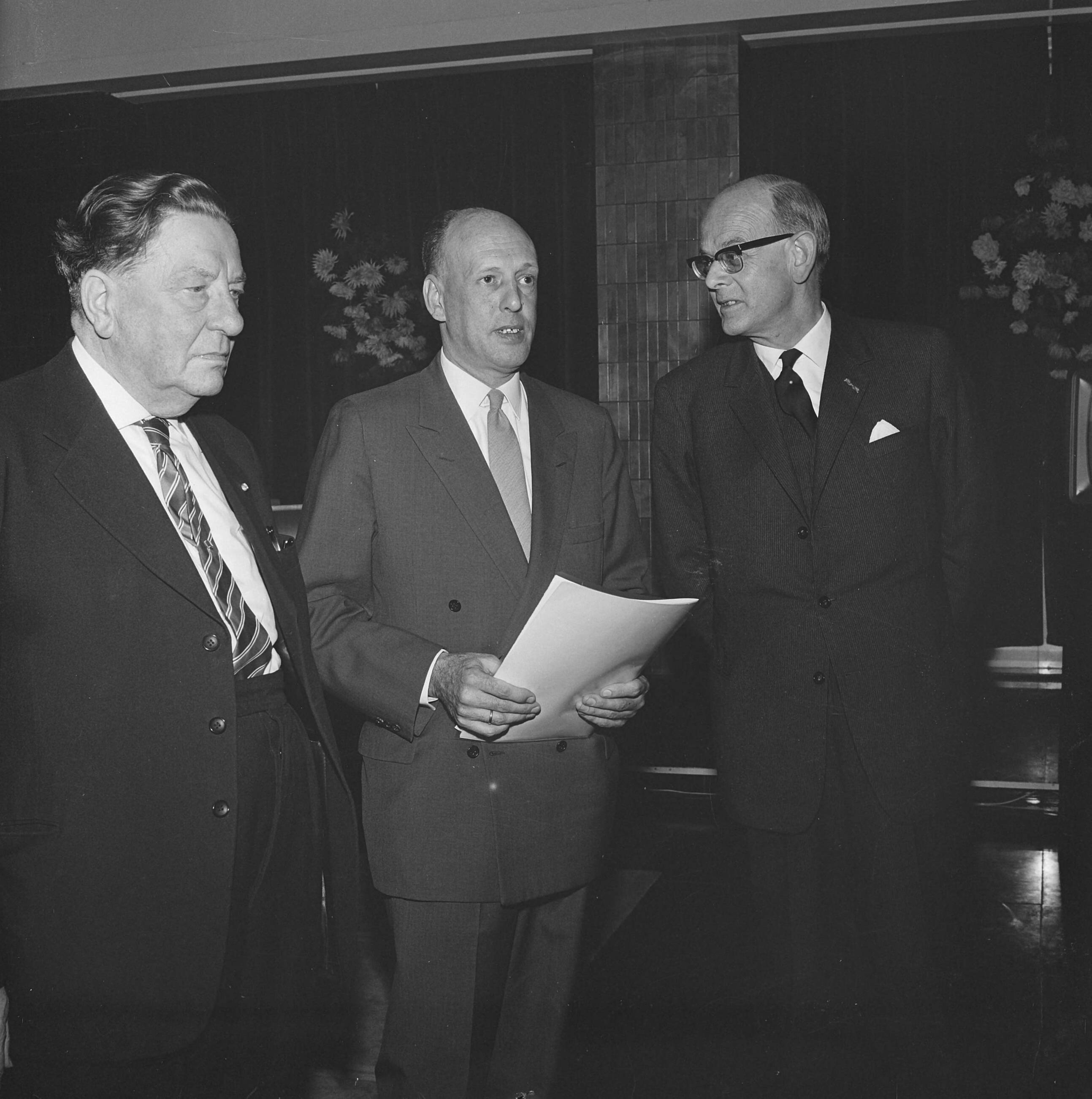 Fotocollectie Anefo — Prins Bernhard Fonds : Televisieprijs 1963. Vlnr Willem Vogt , Con Nicolaï en prof. mr. W.F. de Gaay Fortman — Foto: Koch, Eric / Anefo. Licentie: Set B: Rechtenvrij / Publiek Domein. Bron: Nationaal Archief. http://hdl.handle.net/10648/aa49d7f4-d0b4-102d-bcf8-003048976d84