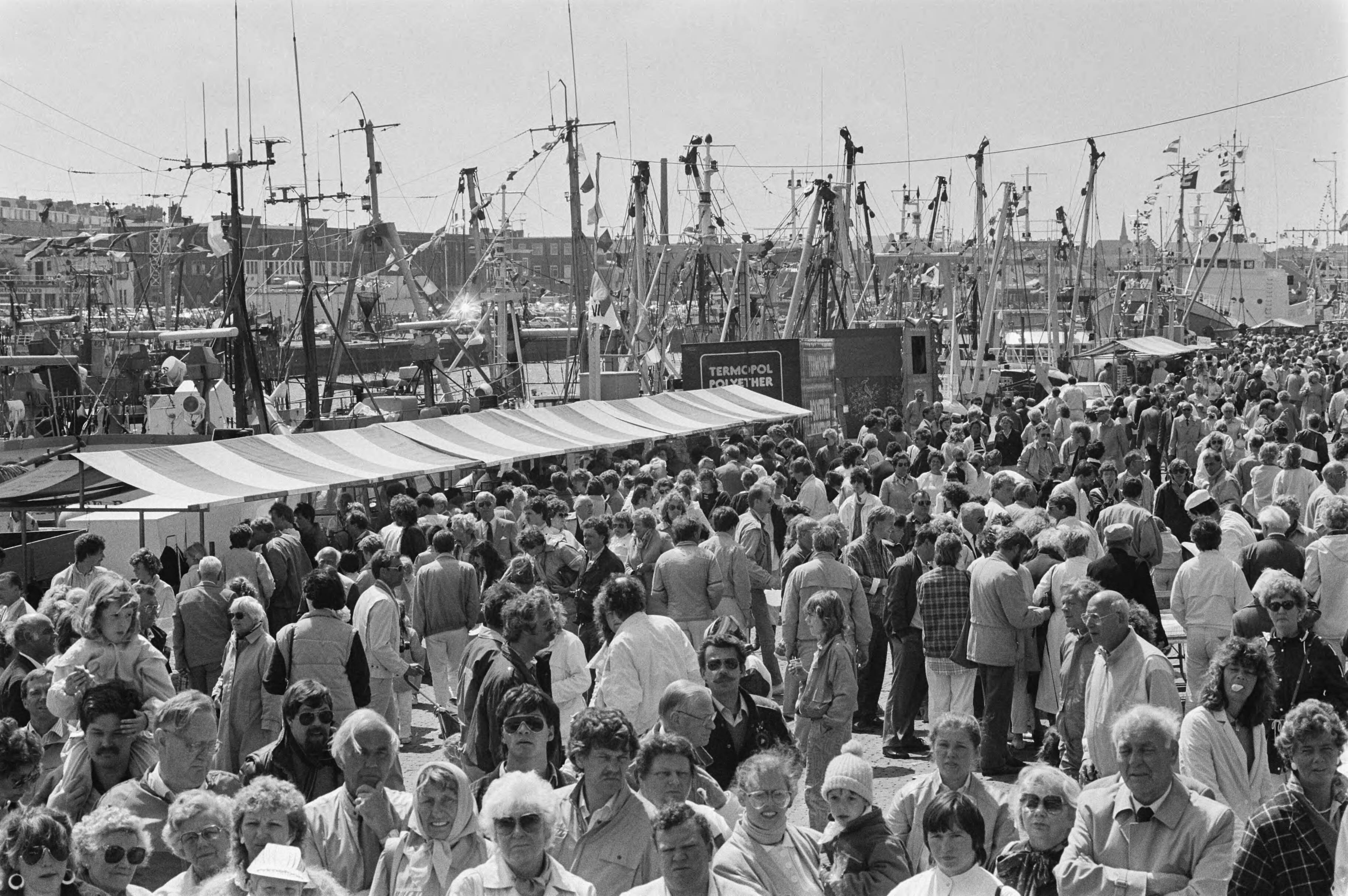 Fotocollectie Anefo — Traditionele Vlaggetjesdag in Scheveningen aan begin haringvangst — Foto: Croes, Rob C. / Anefo. Licentie: Set B: Rechtenvrij / Publiek Domein. Bron: Nationaal Archief. http://hdl.handle.net/10648/ad539c0a-d0b4-102d-bcf8-003048976d84