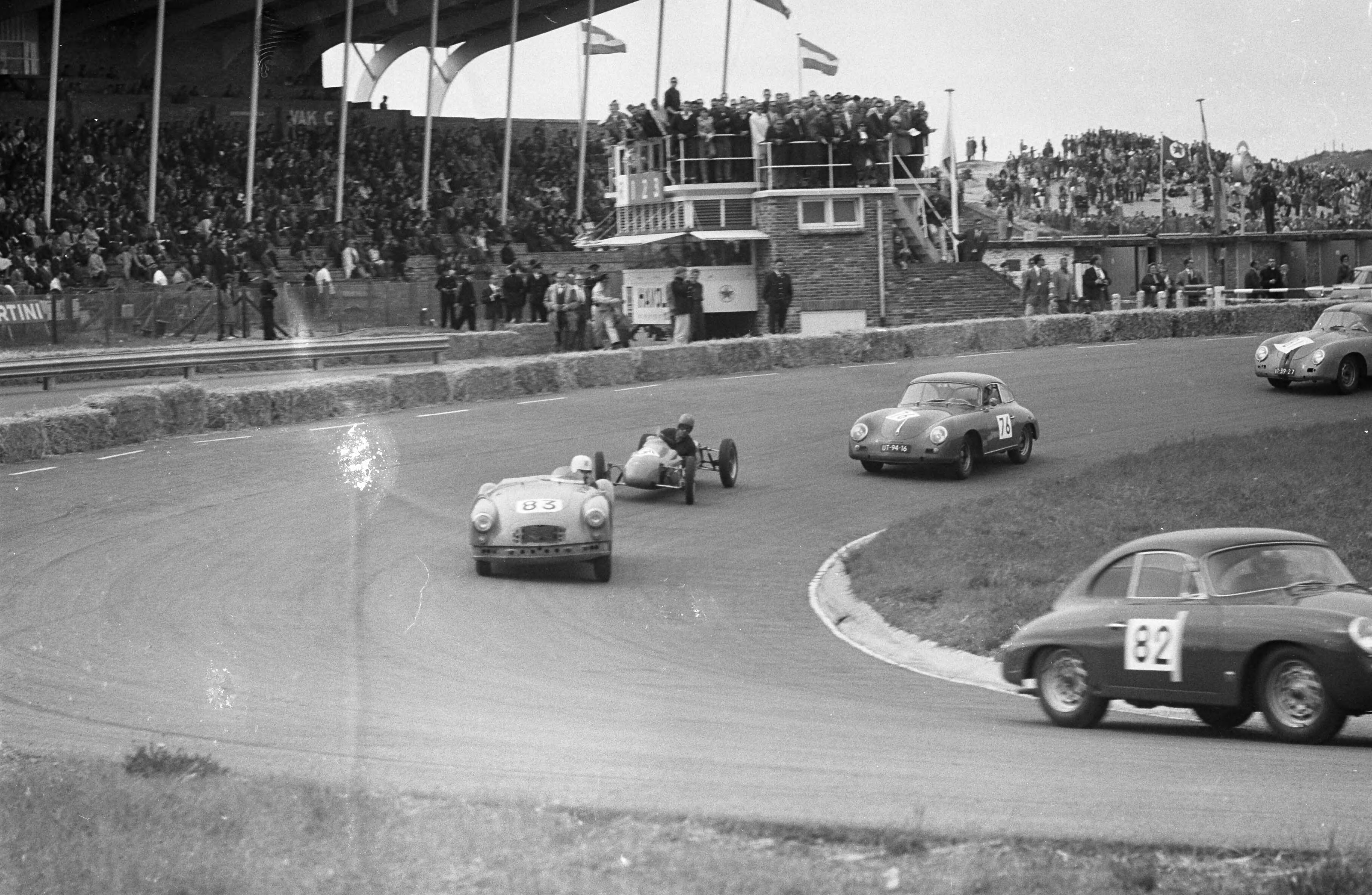Fotocollectie Anefo — Nationale sportwagenraces op het circuit van Zandvoort. — Foto: Bilsen, Joop van / Anefo. Licentie: Set B: Rechtenvrij / Publiek Domein. Bron: Nationaal Archief. http://hdl.handle.net/10648/aa0bfc0e-d0b4-102d-bcf8-003048976d84