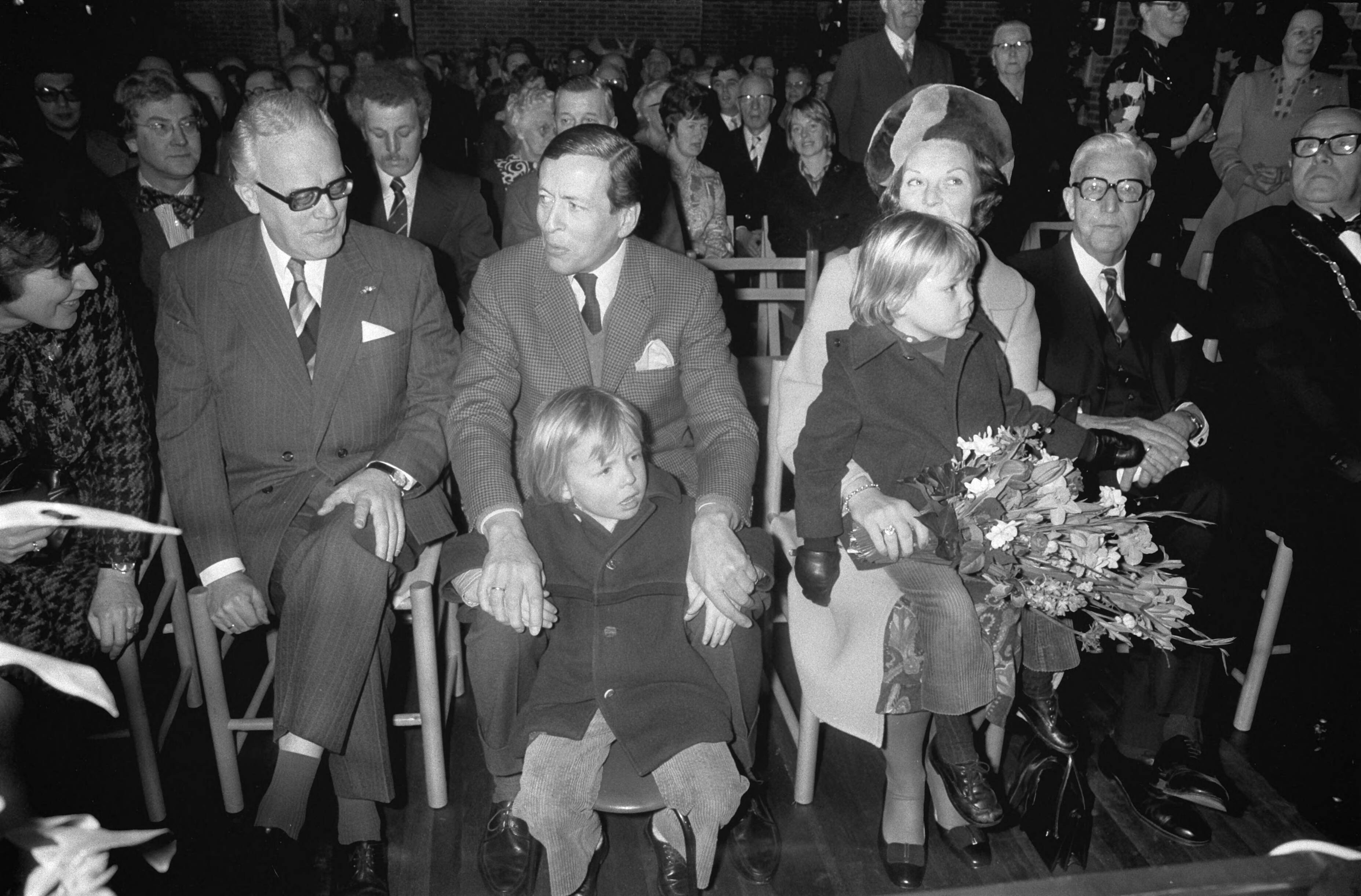 Prinses Beatrix opent het dorpshuis Lage Vuursche — Prins Claus met Johan Friso en Prinses Beatrix met Constantijn — Foto: Fotograaf Onbekend / Anefo. Licentie: Set B: Rechtenvrij / Publiek Domein. Bron: Nationaal Archief. http://hdl.handle.net/10648/ac4278a4-d0b4-102d-bcf8-003048976d84