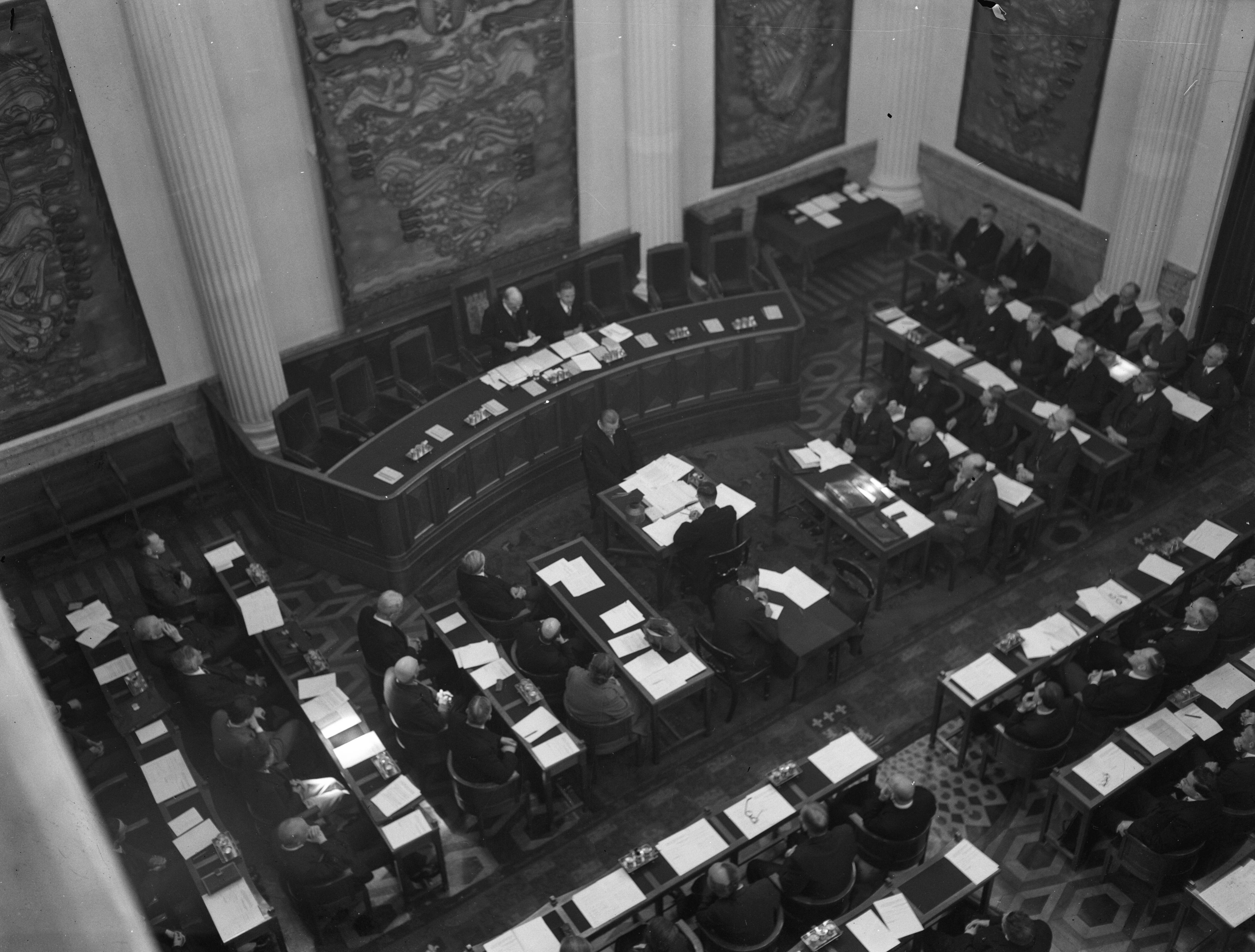 Fotocollectie Anefo — Eerste zitting Provinciale Staten [van Noord-Holland?] — Foto: Haren Noman, Theo van / Anefo. Licentie: Set B: Rechtenvrij / Publiek Domein. Bron: Nationaal Archief. http://hdl.handle.net/10648/a89fbcc0-d0b4-102d-bcf8-003048976d84