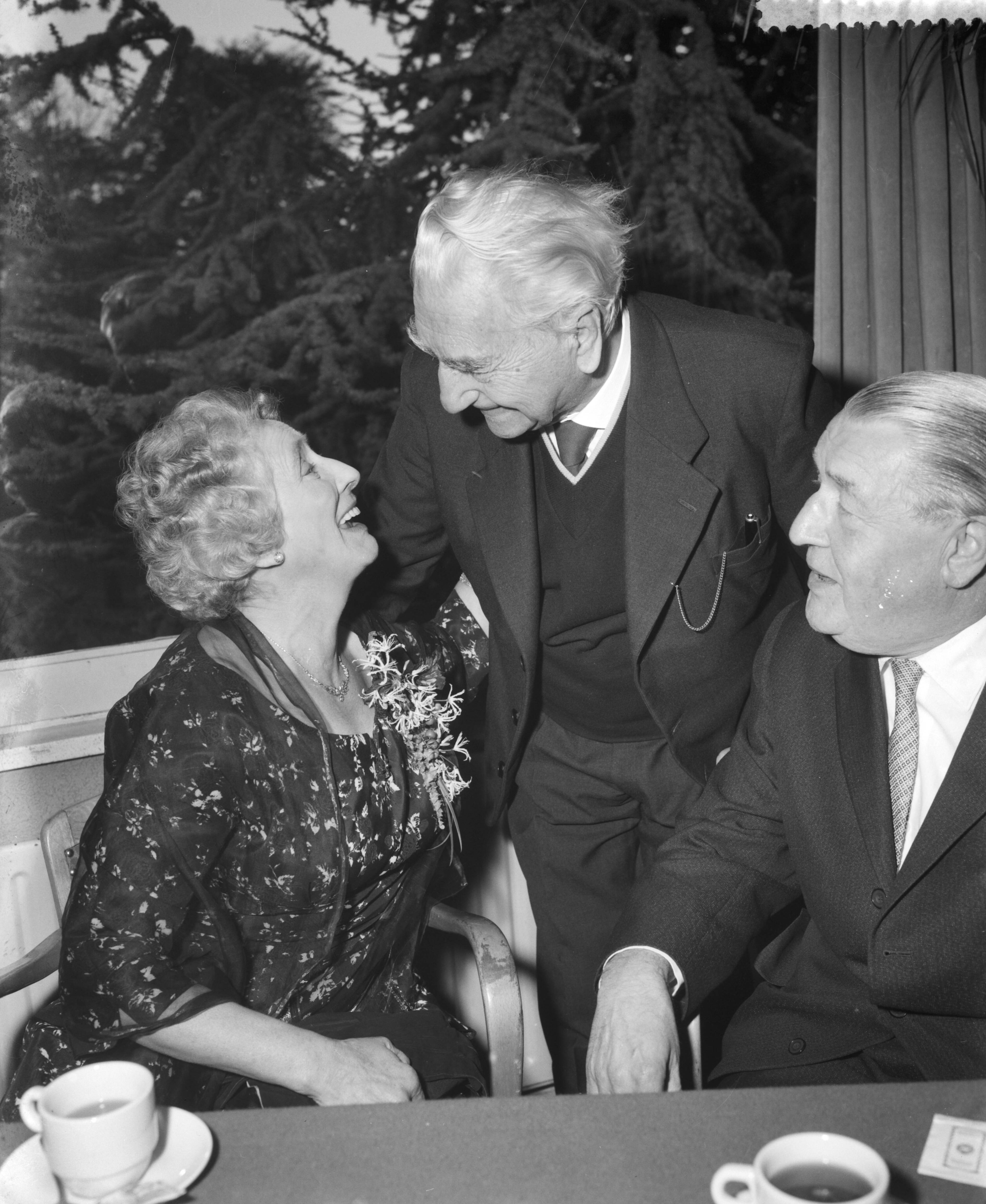 Fotocollectie Anefo — Huldiging van actrice Mien van Kerckhoven-Kling i.v.m. 50-jarig toneeljubileum in Hilversum. M. van Kerckhoven-Kling in gesprek met Jan Musch. Rechts Constant van Kerckhoven — Foto: Behrens, Herbert F. / Anefo. Licentie: Set B: Rechtenvrij / Publiek Domein. Bron: Nationaal Archief. http://hdl.handle.net/10648/a9a08398-d0b4-102d-bcf8-003048976d84