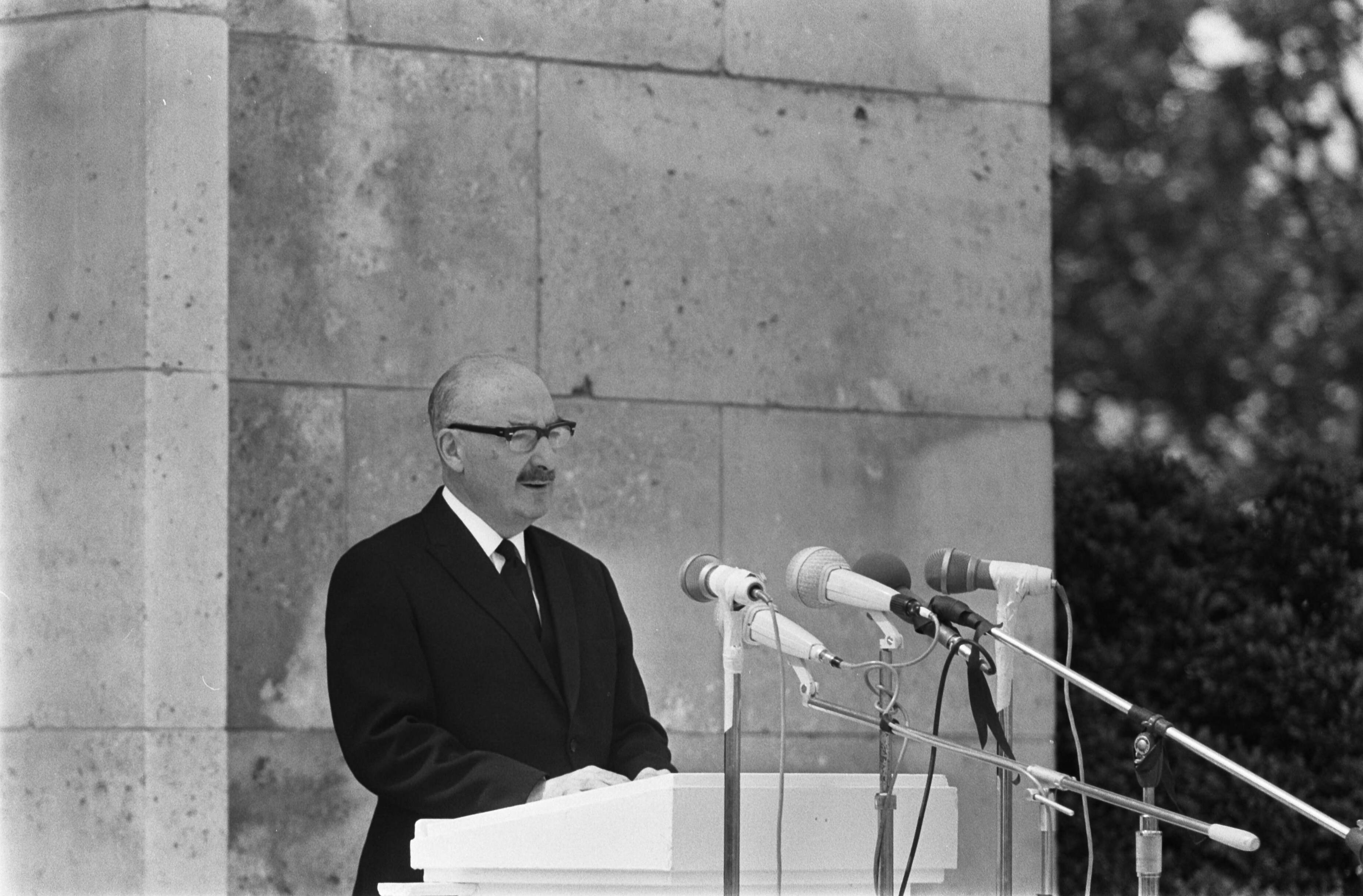 Fotocollectie Anefo — Memorial Day op Margratens erebegraafplaats v.l.n.r. Minister den Toom , Prins Bernhard , Amerikaanse ambassadeur W. Tyler — Foto: Koch, Eric / Anefo. Licentie: Set B: Rechtenvrij / Publiek Domein. Bron: Nationaal Archief. http://hdl.handle.net/10648/ab6c0968-d0b4-102d-bcf8-003048976d84