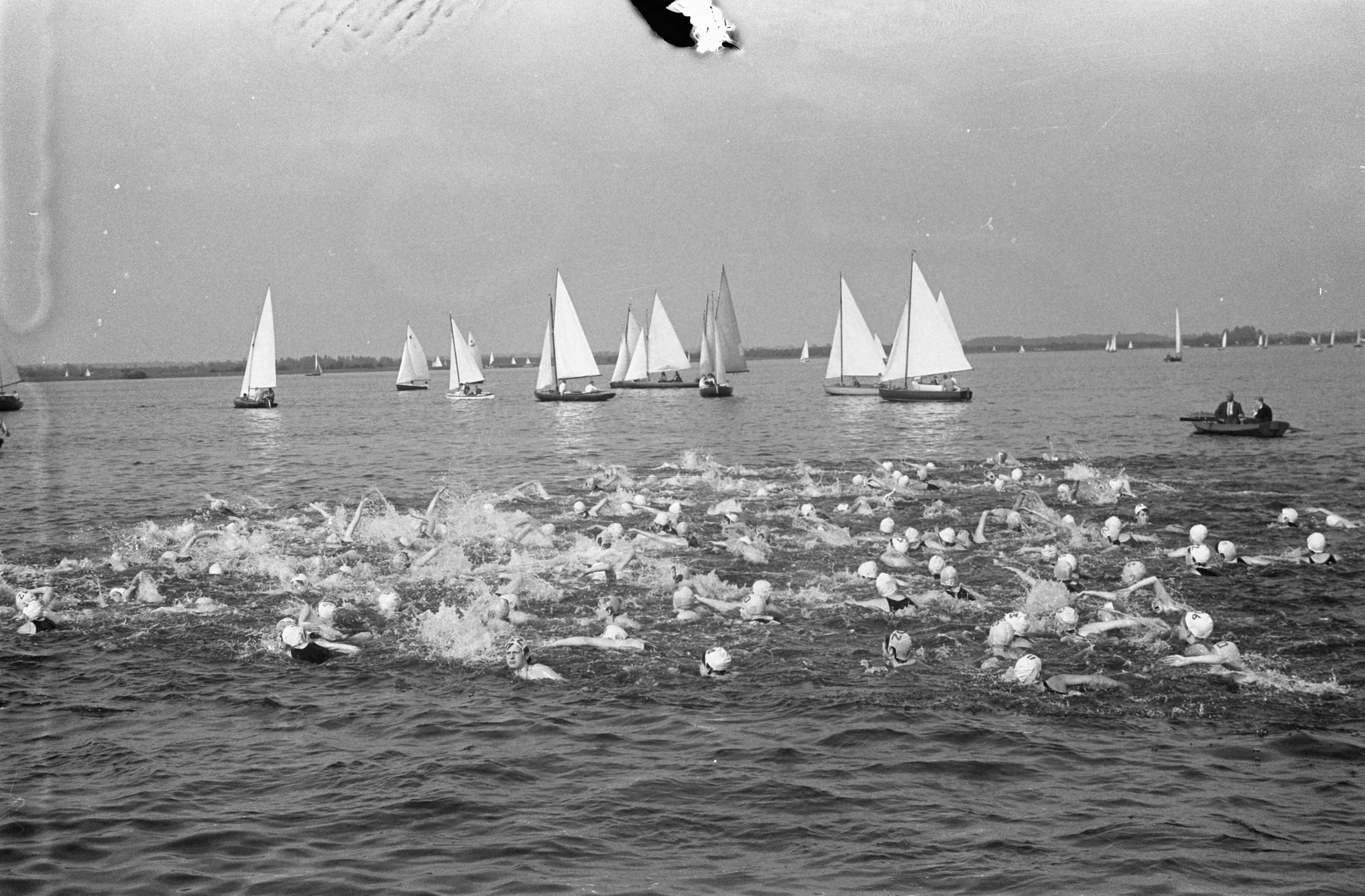 Fotocollectie Anefo — Loosdrecht. 2km zwemtocht in open water. Start — Foto: Brinkman, Dave / Anefo. Licentie: Set B: Rechtenvrij / Publiek Domein. Bron: Nationaal Archief. http://hdl.handle.net/10648/a9d84a94-d0b4-102d-bcf8-003048976d84