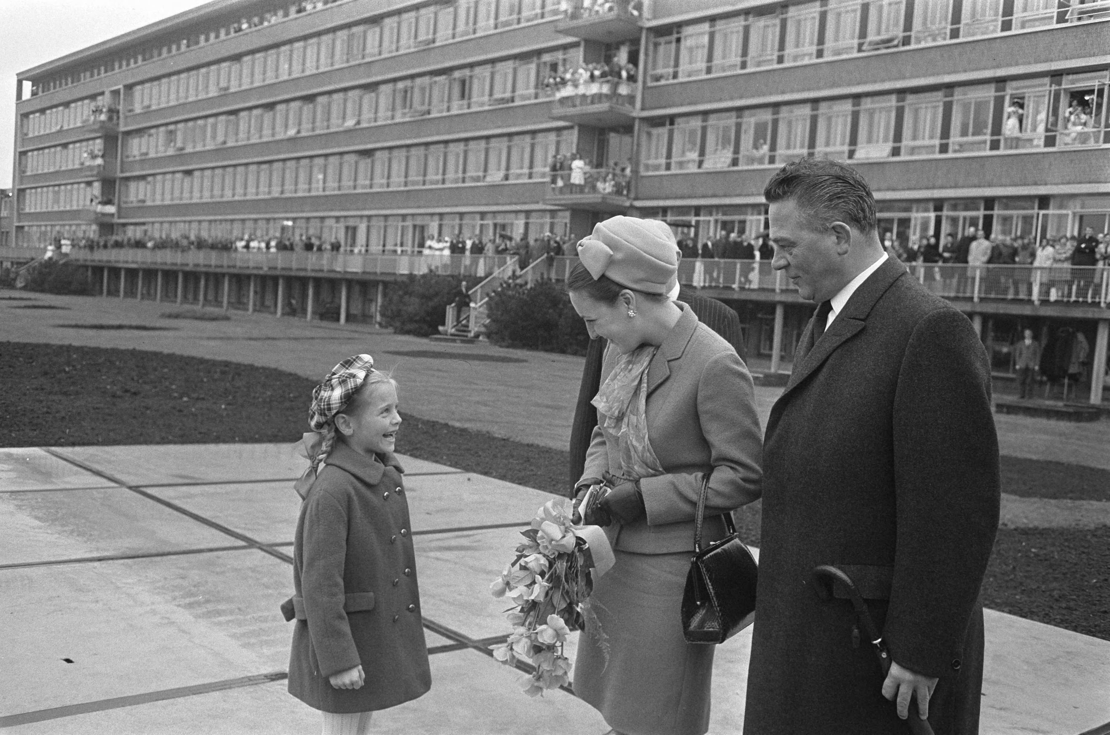 Fotocollectie Anefo — Prinses Margriet opende Helihaven Rode Kruis bij ziekenhuis te Den Haag v — Foto: Koch, Eric / Anefo. Licentie: Set B: Rechtenvrij / Publiek Domein. Bron: Nationaal Archief. http://hdl.handle.net/10648/ab555178-d0b4-102d-bcf8-003048976d84